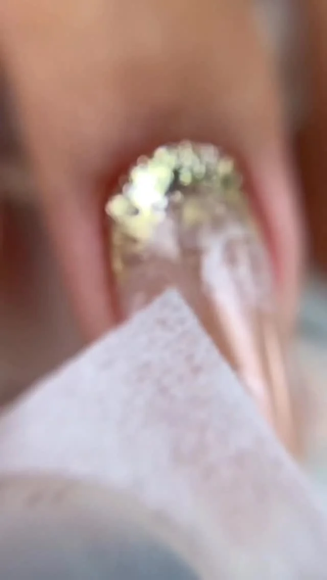 Esse passo a passo incrível reúne técnicas que estão revolucionando o mercado das unhas. ✨ Estrutura bem construída, acabamento delicado e um resultado que realmente encanta as clientes. Quando técnica e cuidado caminha...