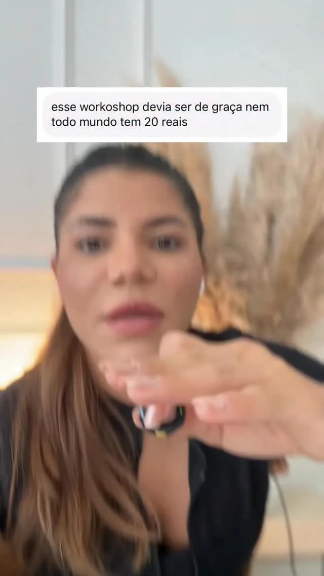 Tem gente que quer tudo de graça, mas não quer mudar nada na própria vida. Reclama do trabalho, mas continua no mesmo lugar. Reclama do corpo, mas não faz nada para mudar. Reclama da agenda vazia, mas continua entregand...