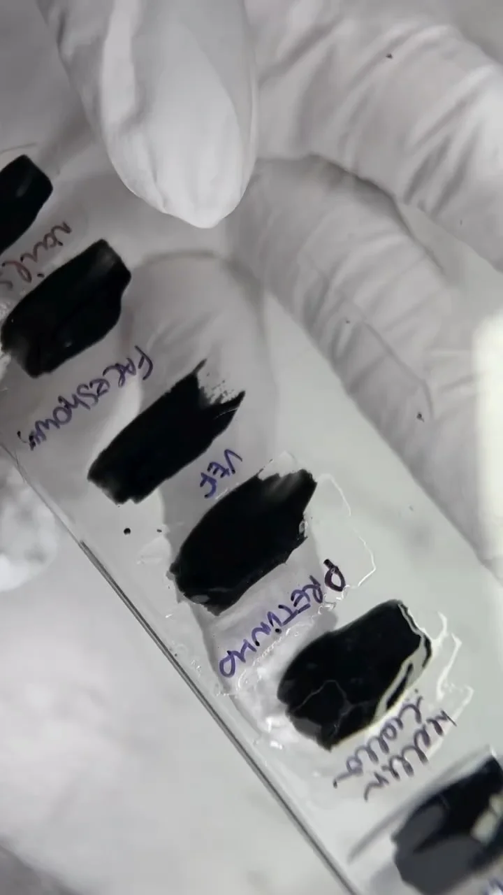 Você sabia? ✨ Essa dica vai te ajudar muito na hora de escolher o top coat correto para a esmaltação com preto, garantindo mais brilho e um acabamento perfeito. E ahhh… é hoje que começa o nosso Workshop! Serão 3 dicas...