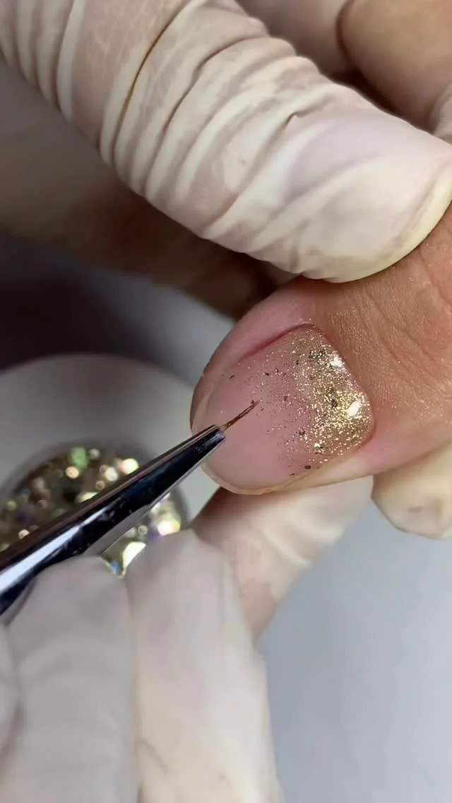 Essa técnica de molde de papel você vai aprender no 1º dia do Workshop. ✨ O workshop está chegando e será uma oportunidade para você aprimorar sua técnica, entender estrutura e evoluir no alongamento de unhas. As vagas...