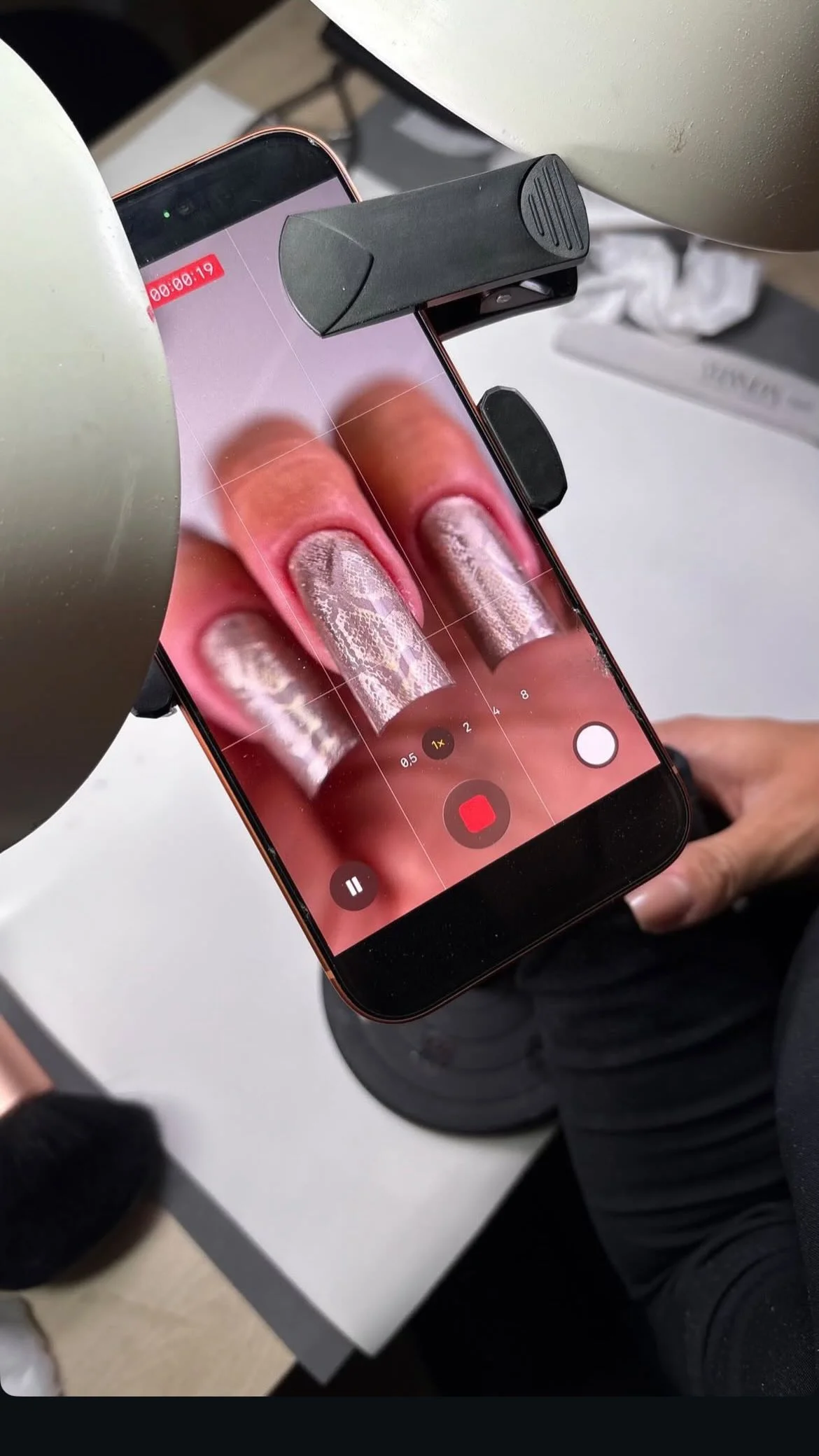 No começo vão dizer que você é maluca. Que não vai dar certo, que já tem muita gente no mercado, que isso não é pra você… Mas depois… vão te perguntar o que você fez. A diferença é que enquanto muitos duvidam, você deci...