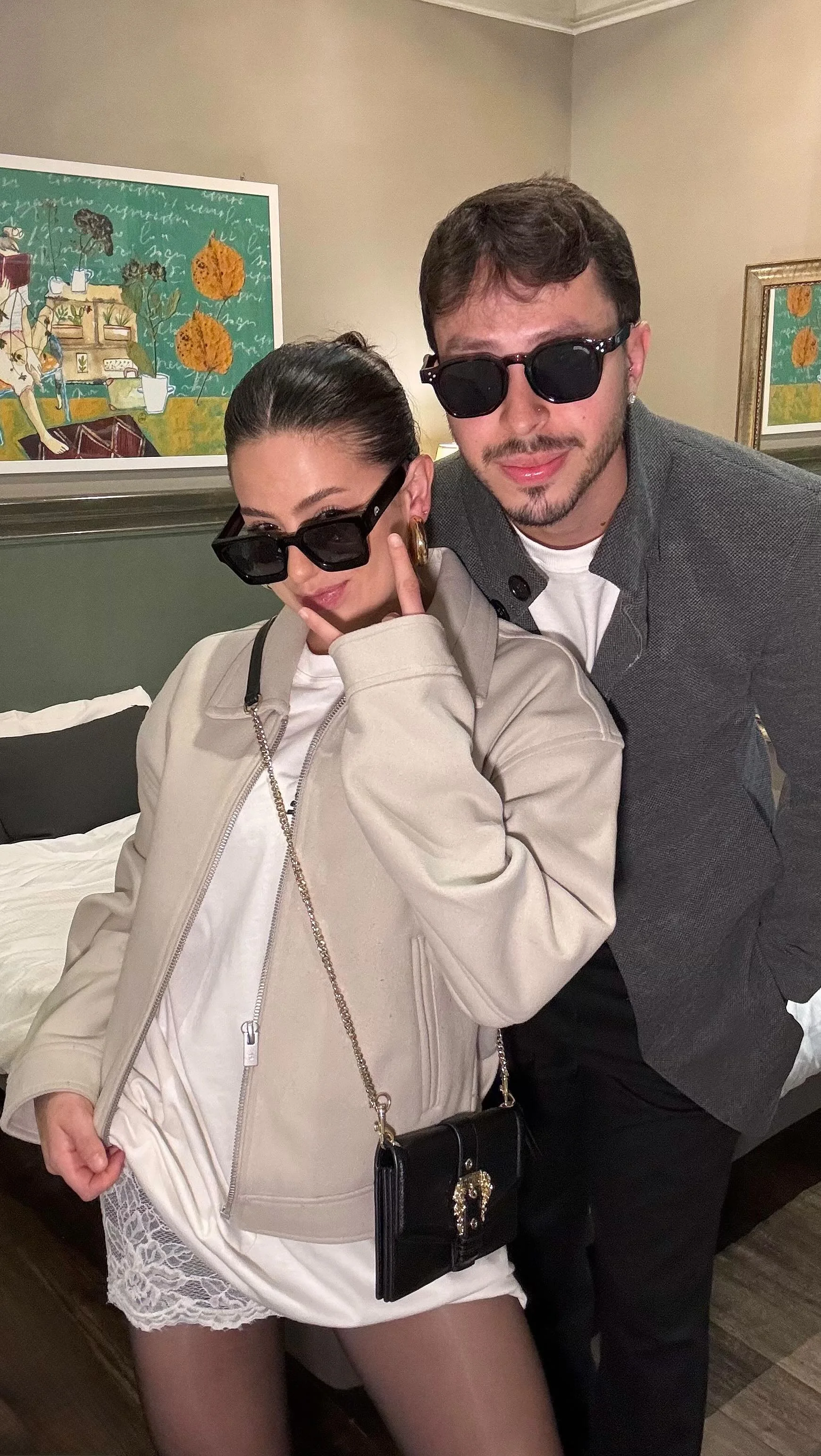 GRWM IN ROMA COM O BOY Hoje a gente saiu usando as camisetas Oversize da @savanaworld.oficial + óculos escuros nos modelos Dark e Onyx que além de super estilosos tem UV400 e bloqueio total dos raios UVA e UVB Cupom: AM...