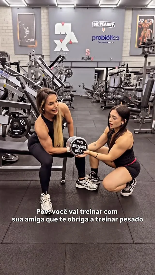 quando uma Wellness decide treinar com alguém que treina superiores muito pesado @amandarodriguesb_ #maxtitanium #treino #meme #humormaromba #fitness