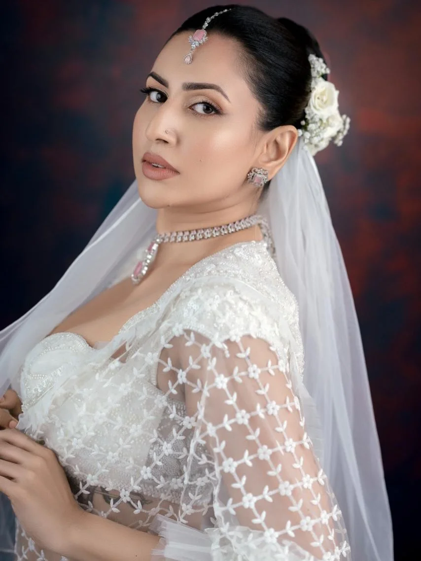 ♥️ Dressed by @niroshandhilshan Pictures- @uditha_umesh Saree- @udayangachamil Flowers- @designer__flowers #love #bridal #simple #fyp #tbt