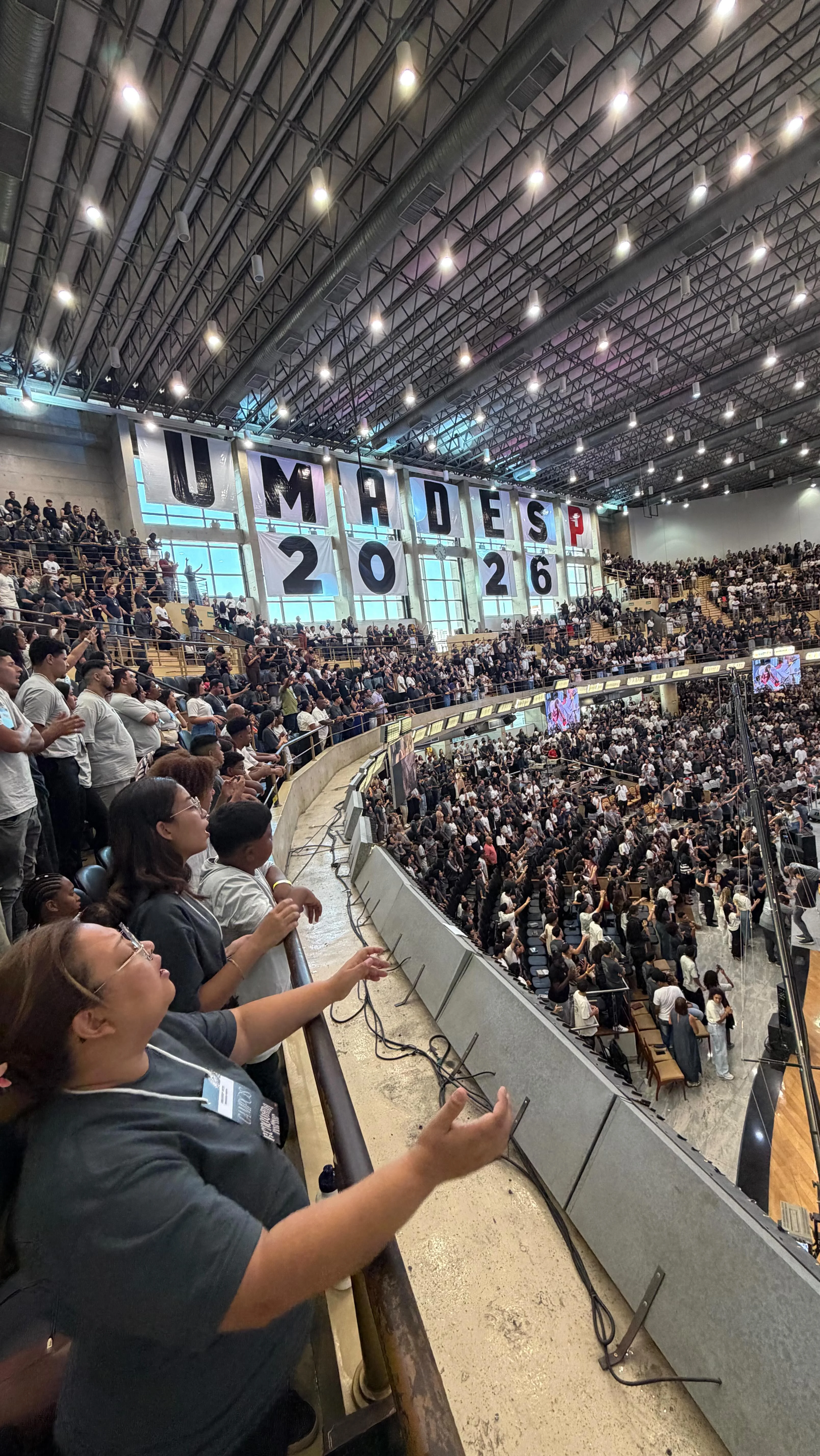 No dia em que o seu deus descer da eternidade para vestir a fragilidade da carne, caminhar entre homens imperfeitos, tocar leprosos, amar traidores, morrer numa cruz por amor e, ainda assim, vencer a morte ressuscitando...