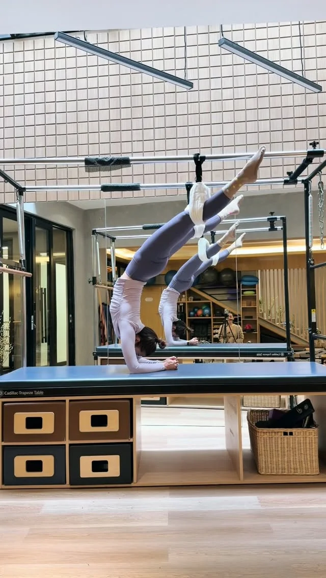 Hanging around. Literally. ‍♀️ Ada panik kechyyylll di tengah2 tapi gapapaaaa it’s a progress ceunah — the core got this! #pilatestoday