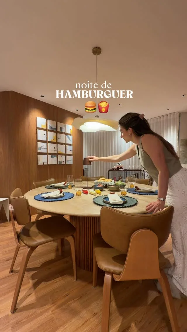 Recebendo amigos para uma hamburgada Pratos e sousplats @magnoliahome.br Guardanapos @mameg_home Copos @taniabulhoes Porta guardanapos @mf.mariflorence Potinhos ketchup/mostarda/maionese - mercado livre (link nos storie...