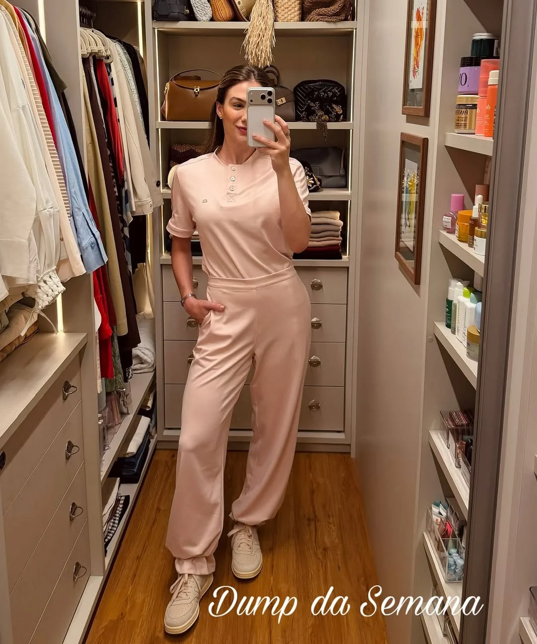 Amando minha dermavida ‍♀️ @dra.cherie Scrub rosa - urbane (tam P) Scrub chumbo - lab (tam P) Jaleco Journey