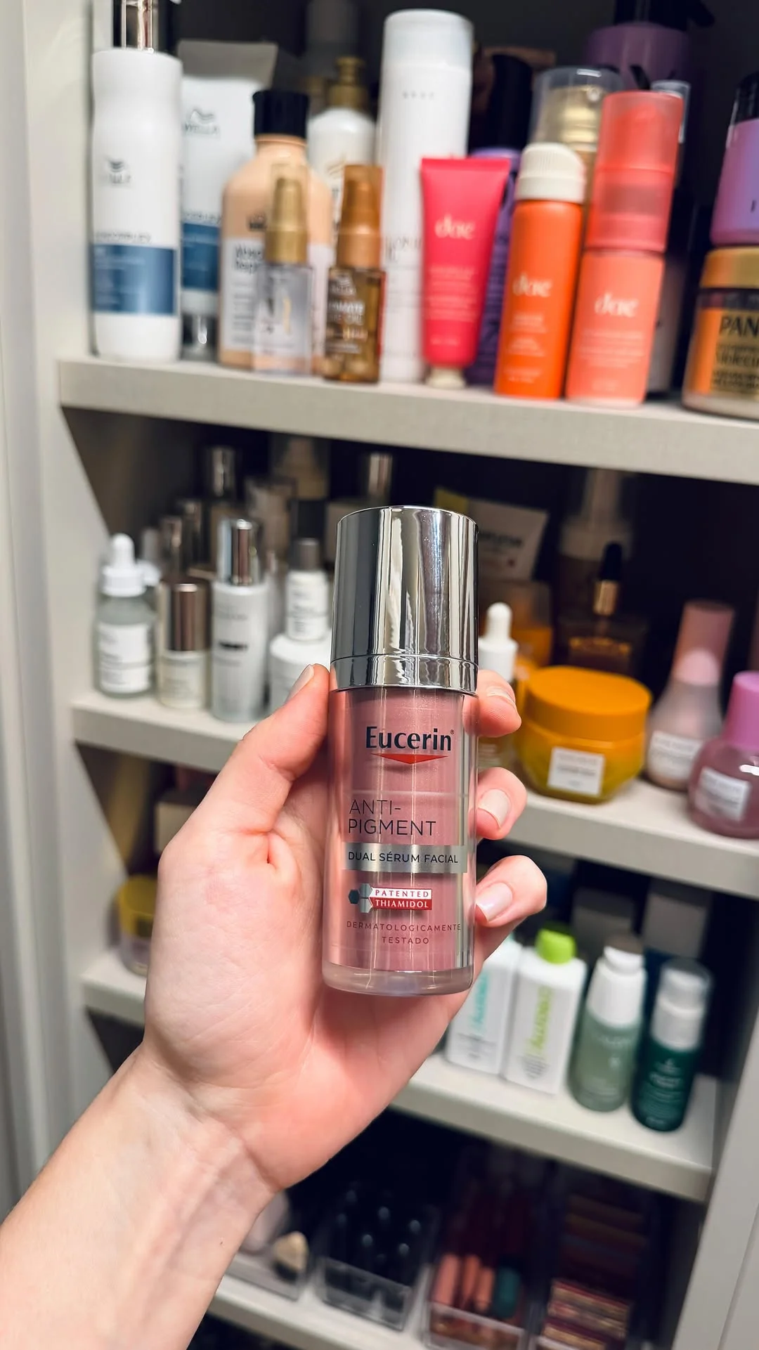 Foi aqui que pediram dicas de como clarear manchas na pele? ✨ O Anti-Pigment Dual Serum da @eucerinbrasil trata as manchas visíveis e ocultas (que aparecerão em breve se você não cuidar ). Meu queridinho há muito tempo!...