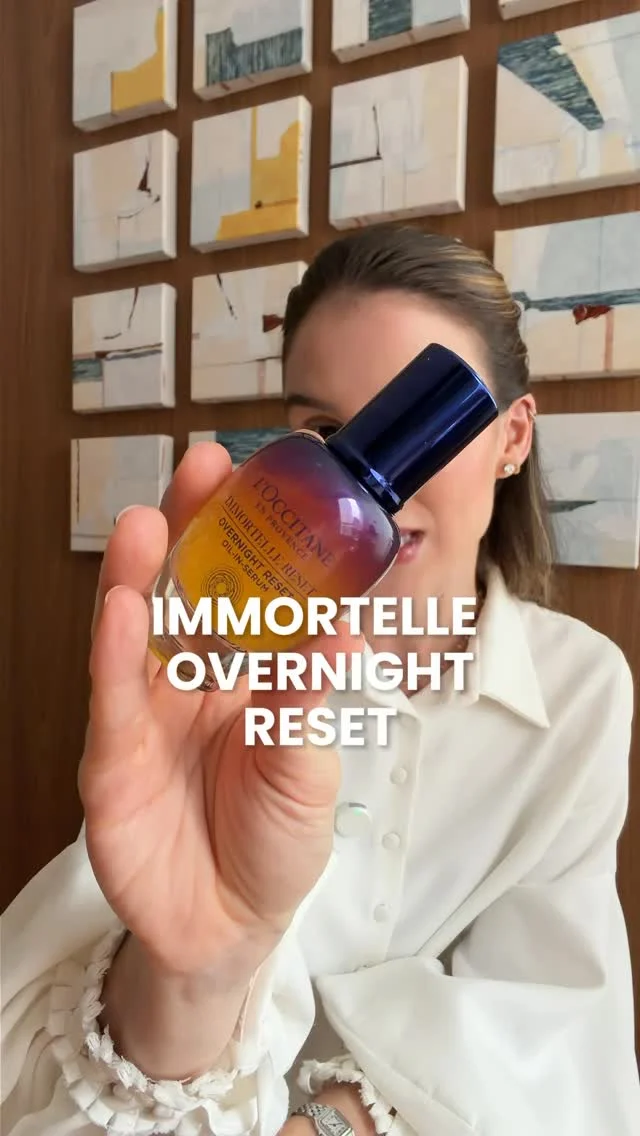 À noite, a pele fica mais permeável e os processos de reparo celular acontecem a todo vapor. É o momento ideal pra potencializar seus ativos Por isso minha rotina noturna conta com o Immortelle Overnight Reset, da @locc...