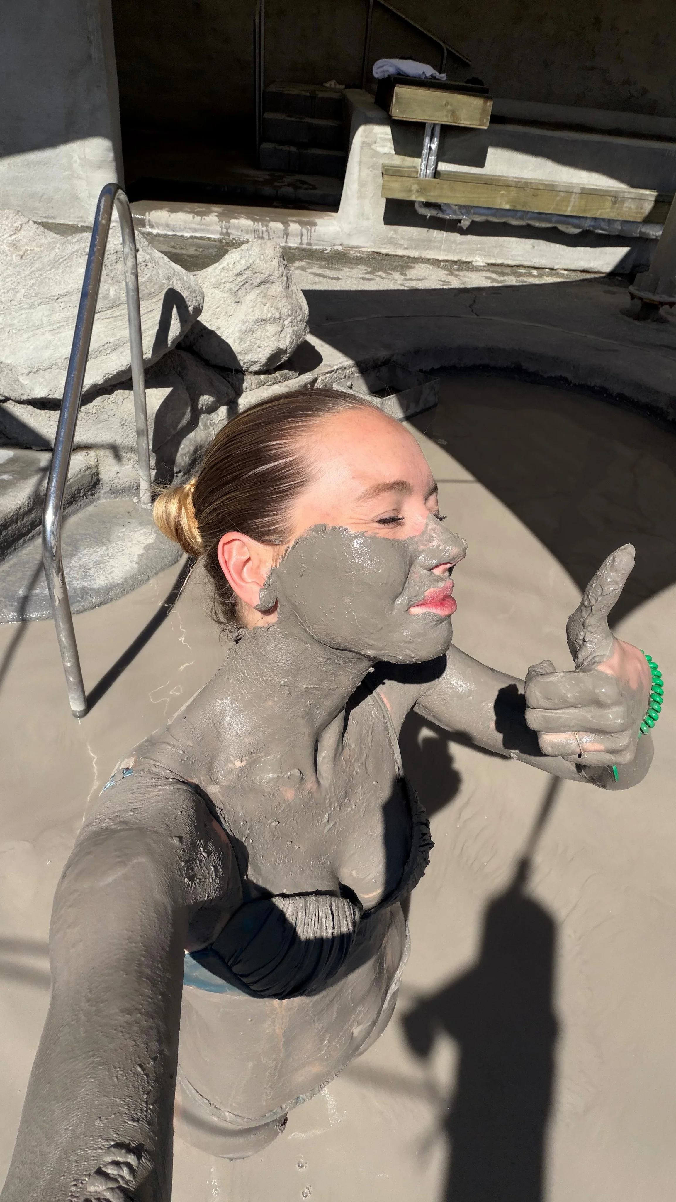 Il m’a organisé une surprise pour notre anniversaire de rencontre en Nouvelle-Zelande… ️ Je pensais savoir à quoi m’attendre. Spoiler : pas du tout Il a réservé en 5min sur @getyourguide un spa de boue en pleine air et...