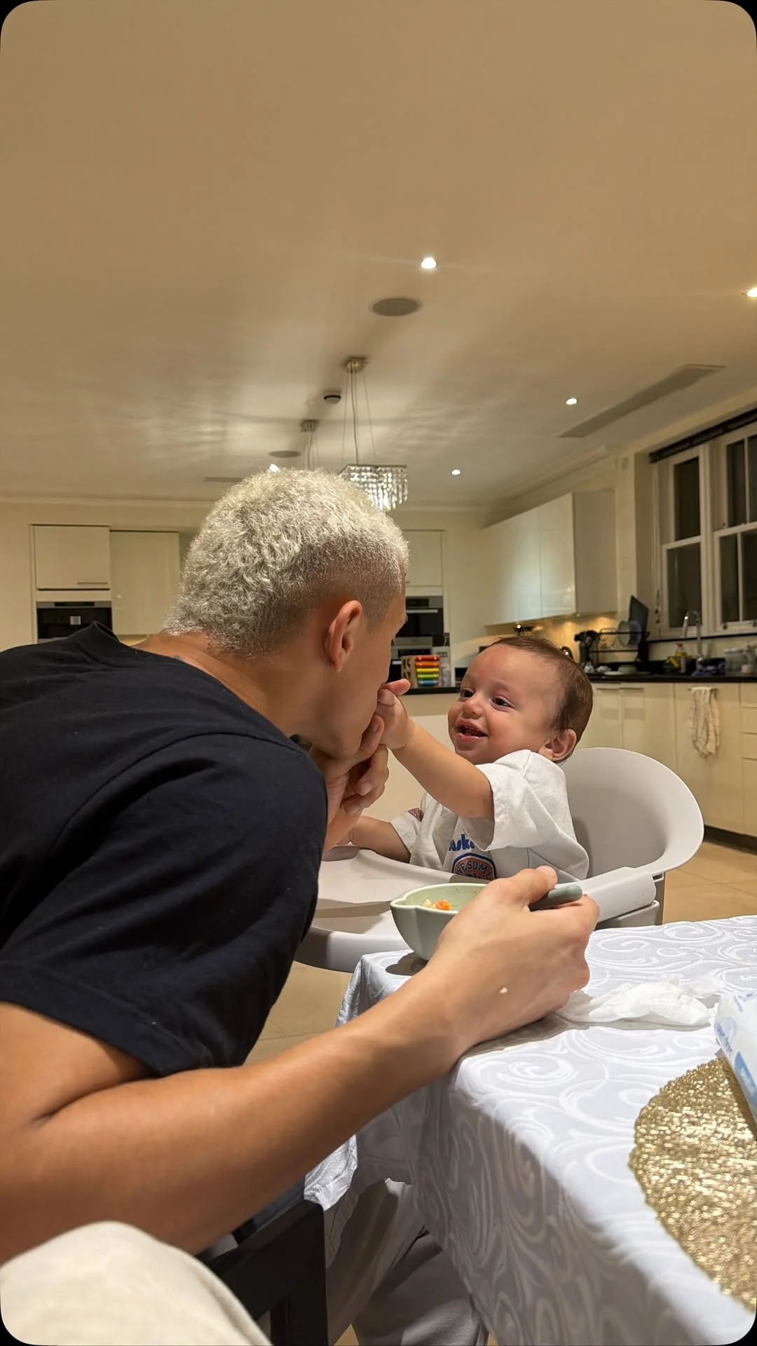 jantando com o ✨bebê✨