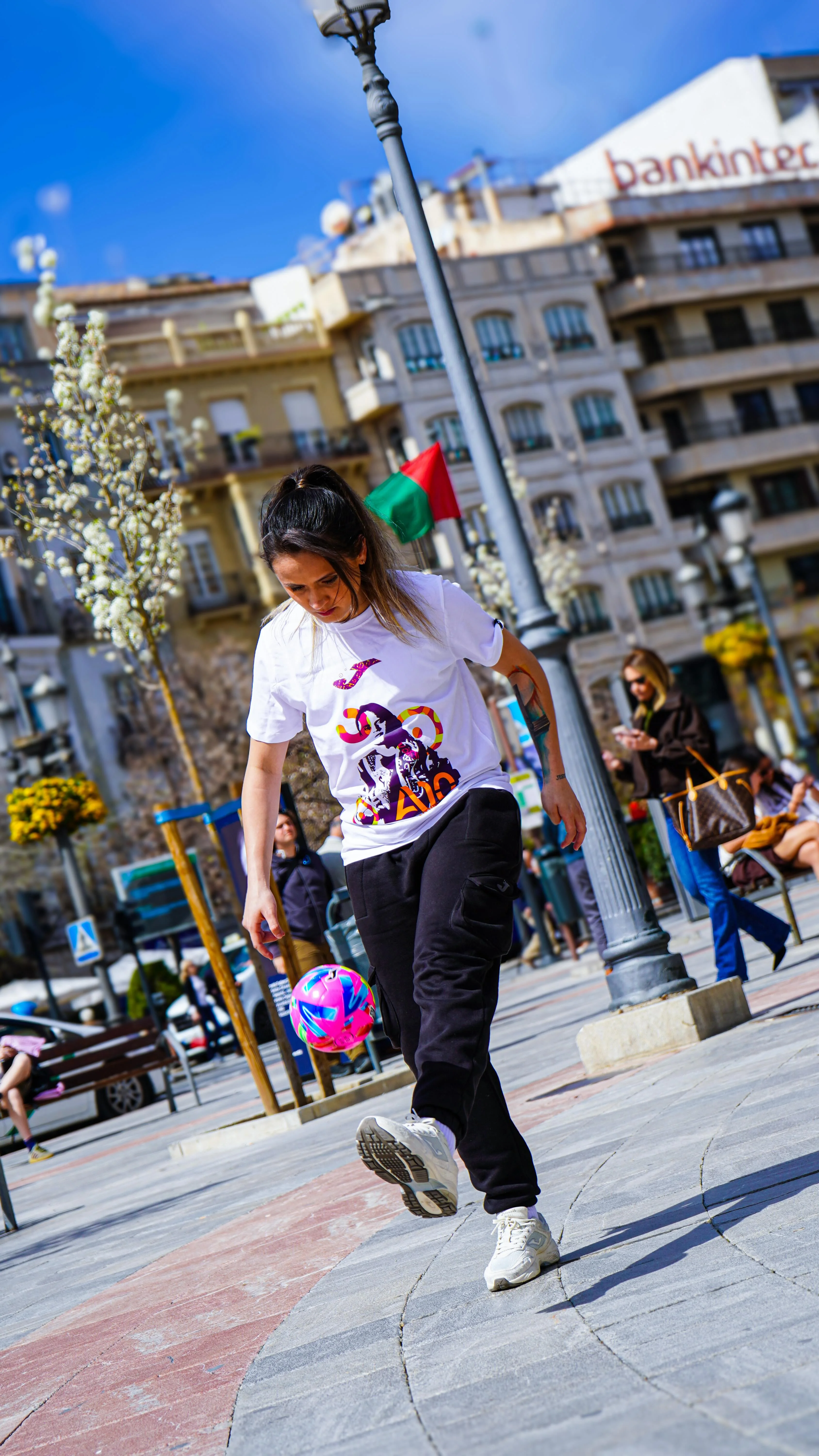Ojito con quién está disfrutando de Granada… @amandinhafutsal10 se suma a la fiesta de la Copa de España El futsal se vive aquí estos días ⚽ #JomaFutsal #futsal #joma