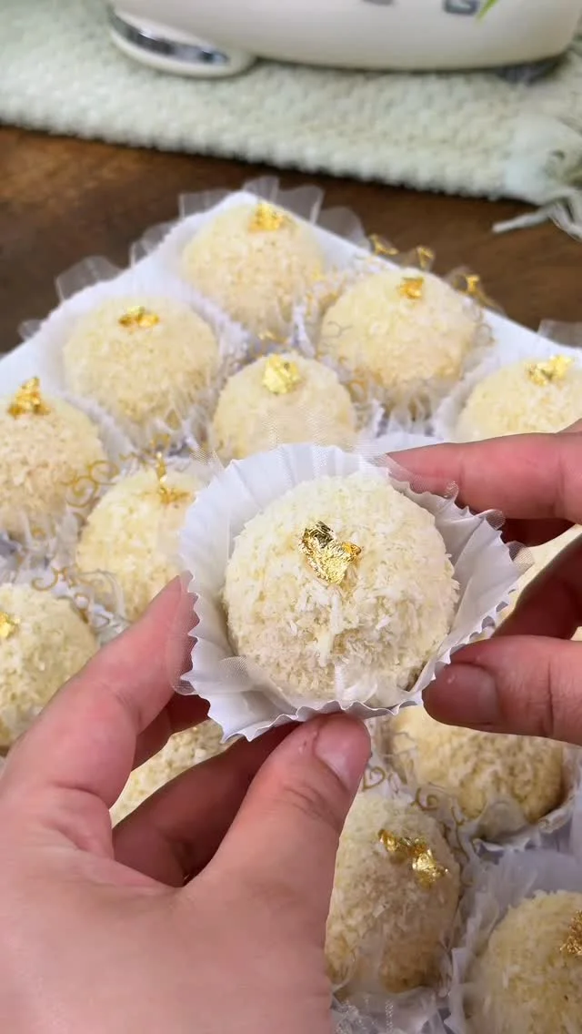 كرات جوز الهند كل عام نوجد هاذ الحلوى و اكثر نوع يخلاص بلخف لازم تجربوه و من الأحسن تضاعفو الكمية هاذ العجين تخرجلنا 38حبة