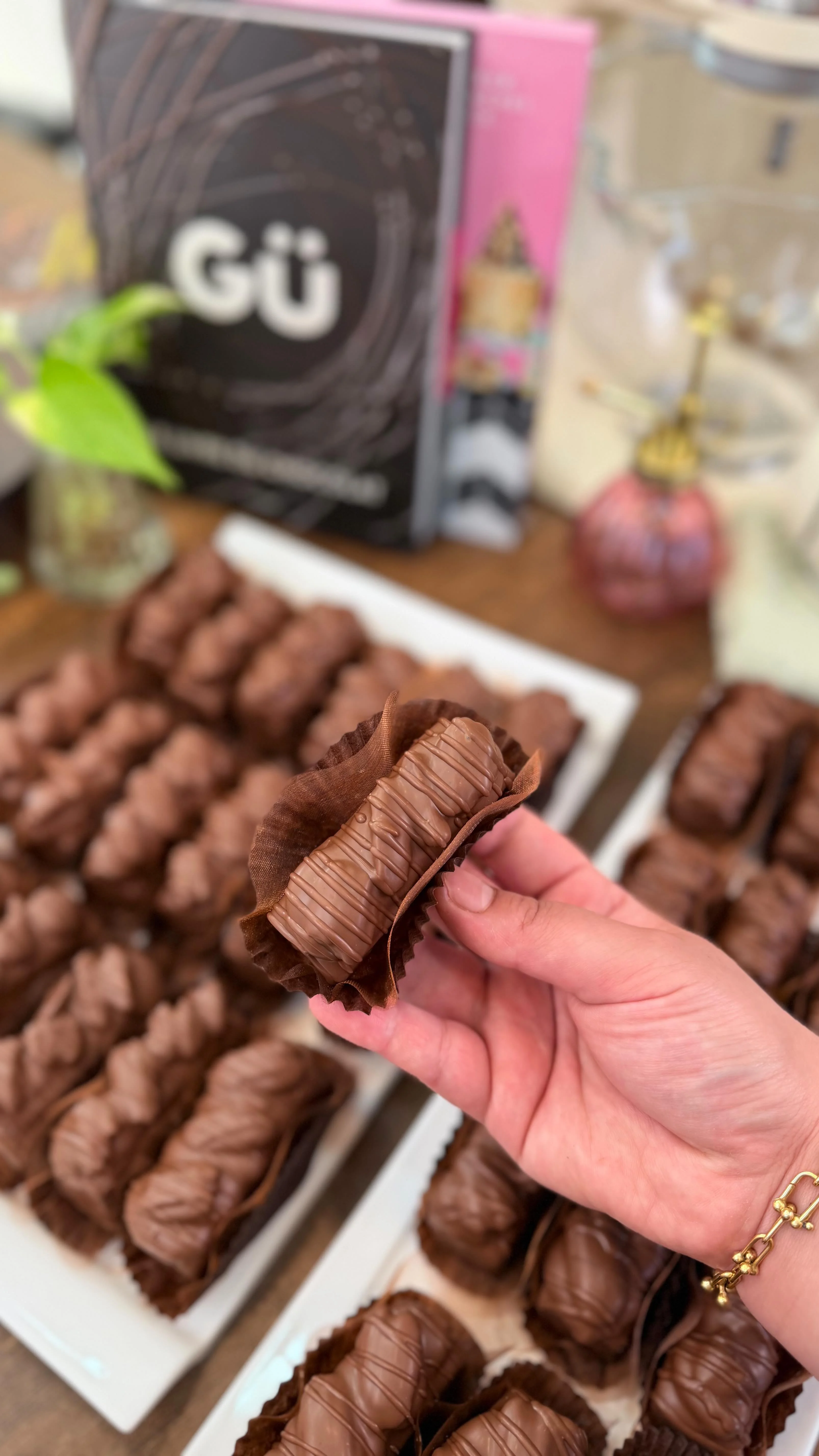 ⁨ ⁨ تحبو وصفات بالشوكولا ولا جافة هاذ الوصفة تاع سنكرز بالشوكولا و الجوز للمقادير : 185غ زبدة 150غ شكولا سوداء 3بيض 75غ سكر بودرة رشة ملح م ص نيسكافي 180غ فرينة 1م ك نشاء الذرة 1م ك كاكاو بني نصف م ص خميرة كيميائية التز...