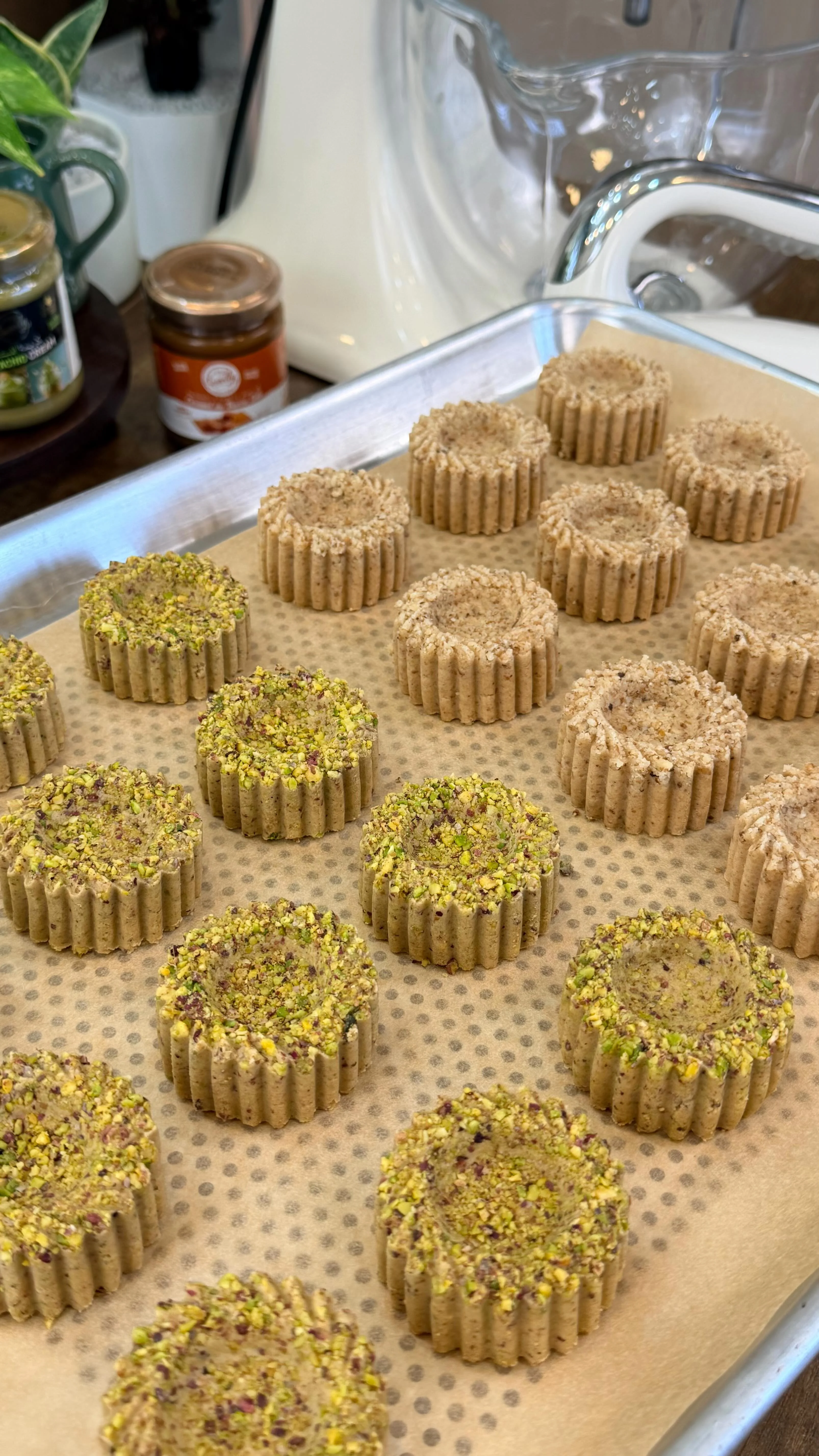 ⁨ الغريبية لازم تكون حاضرة فالعيد تحبوها بالكوكاو ولا بالمكسرات؟ جربو تاع الجوز و الكراميل رح تهبلو عليها⁩