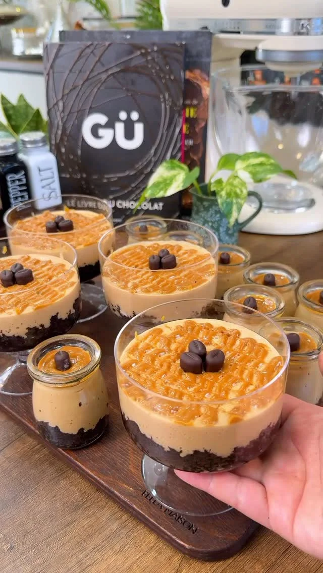 تحلية الكراميل و القهوة بنة مش نورمال لازم تجربوها مع طبقة بيسكوي بالشكلاطة بنة عالمية بيسكوي : 120مل حليب 110مل قهوة ساخنة 50غ كاكاو بني 2 بيض 120غ سكر 80غ زبدة 150غ فرينة 4غ بيكربونات الصوديوم 4غ خميرة كيميائية الكريم...