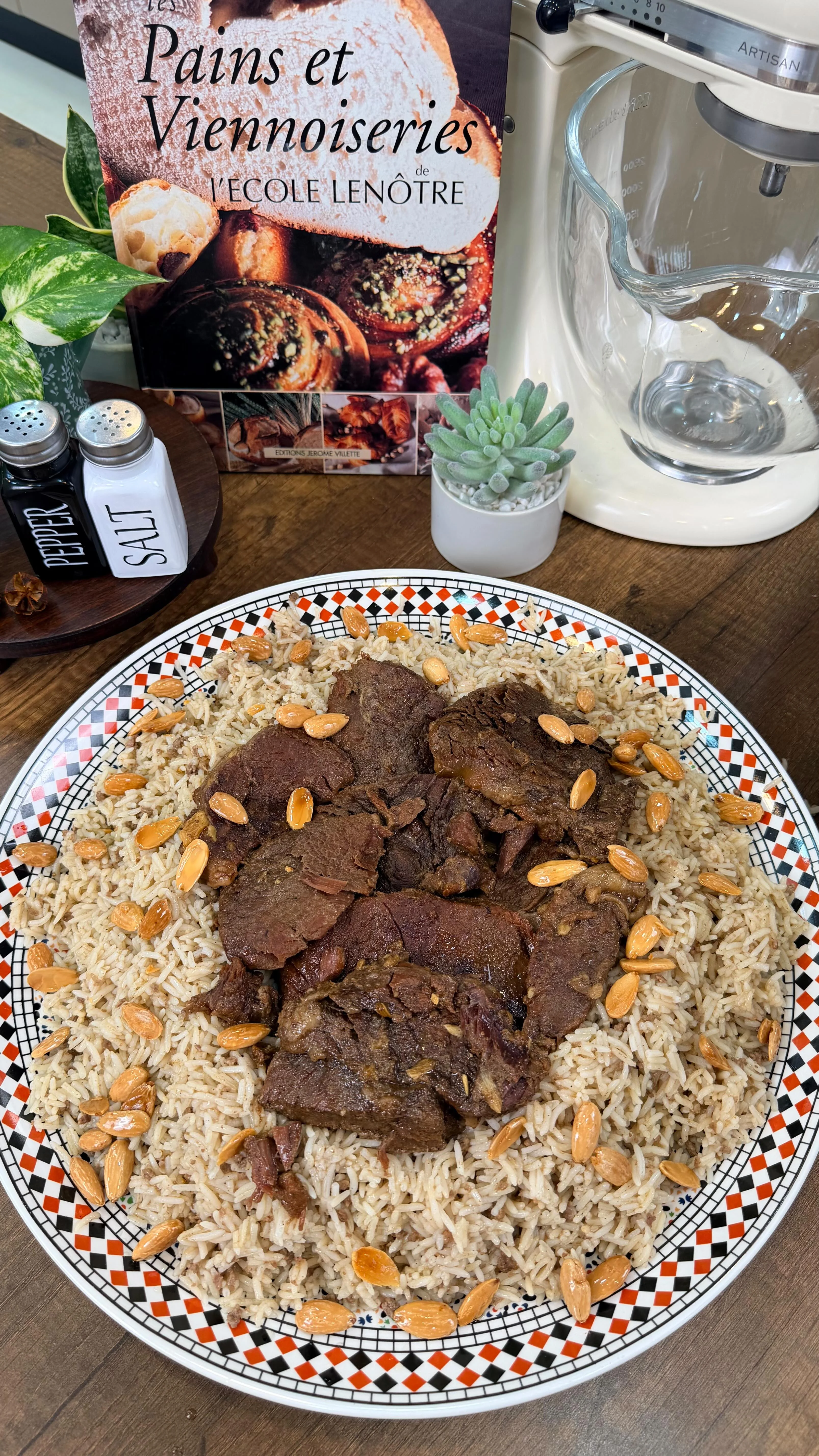 ⁨ فطور الدقيقة التسعين ارز باللحم المحمر وصفة بزااف بنينة و تسلككم الدقيقة الاخيرة اذا حبيتو الارز يكون لونو اصفر زيديولو الزعفران⁩