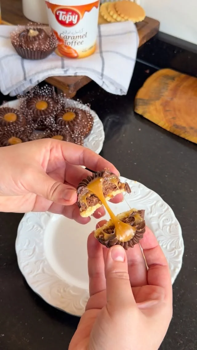 ⁨ أسهل قاطو بريستيج بحشو مقرمش ومعلك للعيد . . الصابلي : 125غ مرغرين / فانيلا / رشة ملح / نصف كاس سكر ناعم / بيضة / ملعقتين ك زيت / فرينة ورشة خميرة حلويات وملعقة ك نشاء . . . . . . . #صابلي_بريستيج #حلويات_جزائرية #gat...