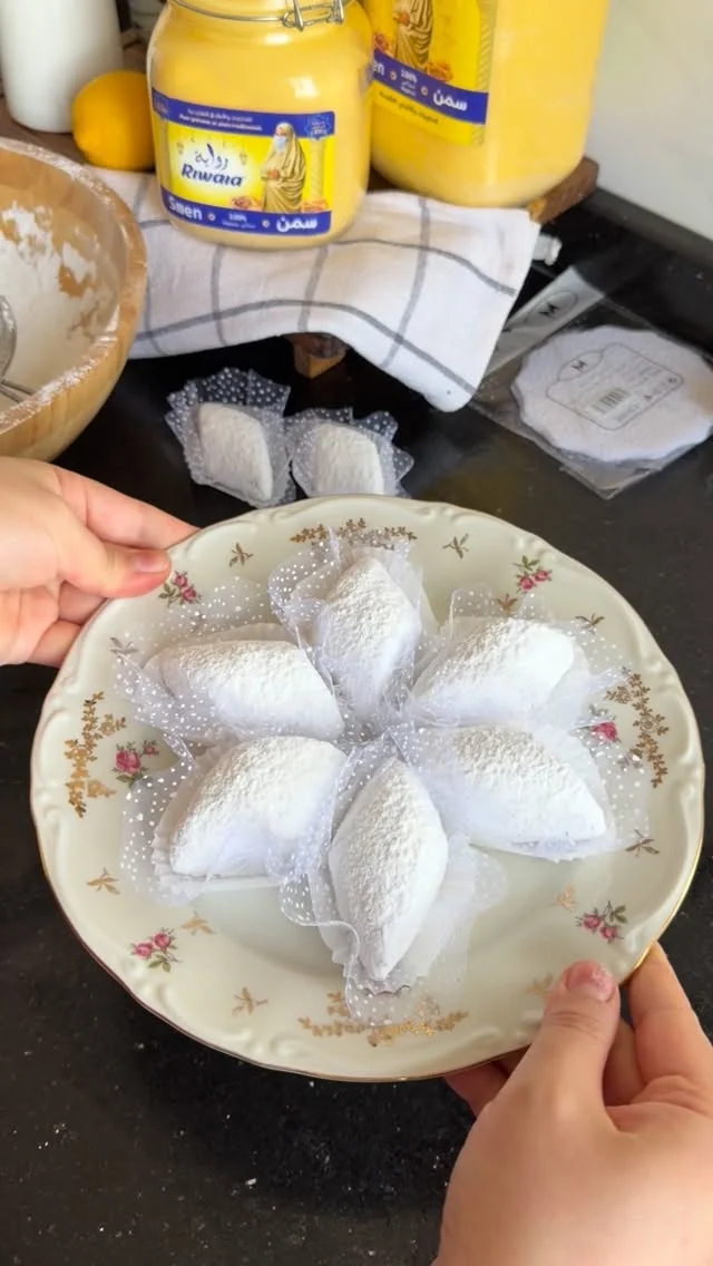 ⁨ مقروط اللوز الجزائري ، الأول عالميا ، معسل وطري . . . الشاربات: كاس الا ربع سكر / كاس ونصف ماء / ملعقة ك ماء زهر وشريحة ليمون مع يبدا يغلي طفو عليه وكي يبرد استعملوه. . . . . . #مقروط #مقروط_اللوز_الجزائري #makrout #g...