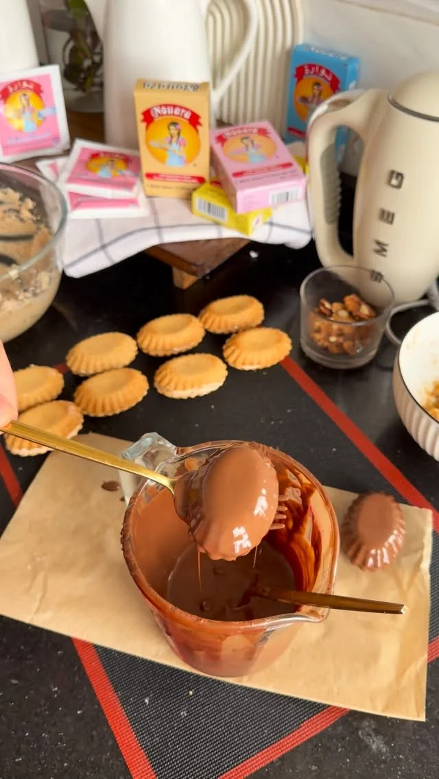 ⁨ بمقادير بسيطة ديري 25 حبة حلوى بالجوز و الكراميل . . . . . . . #حلويات_جزائرية #حلويات_العيد #gateaux_algérien⁩