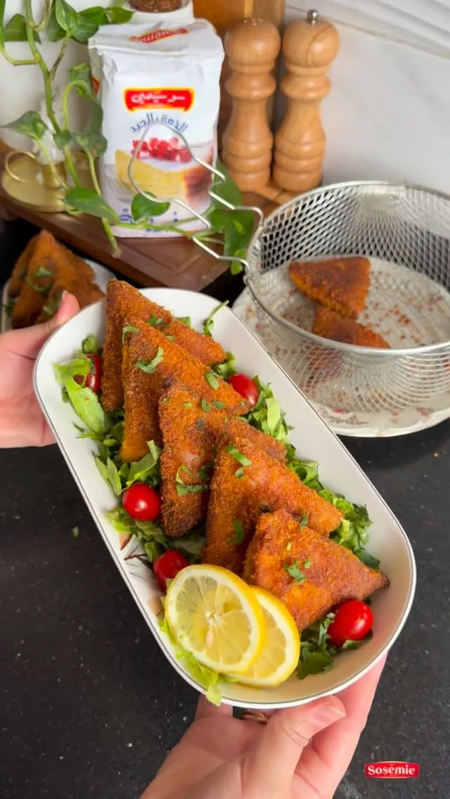 ⁨ مثلثات الكريب المقرمشة بحشو معسل لمملحات اليوم . . بيضتين / كاس ونص حليب / نص كاس ماء / 250غ فرينة ، ملعقة ص ملح/ ملعقة ك سكر ورشة فلفل أسود وثلاث ملاعق ك زيت . . . . . . #مملحات #كريب #كريب_مالح #مملحات_جزائرية⁩