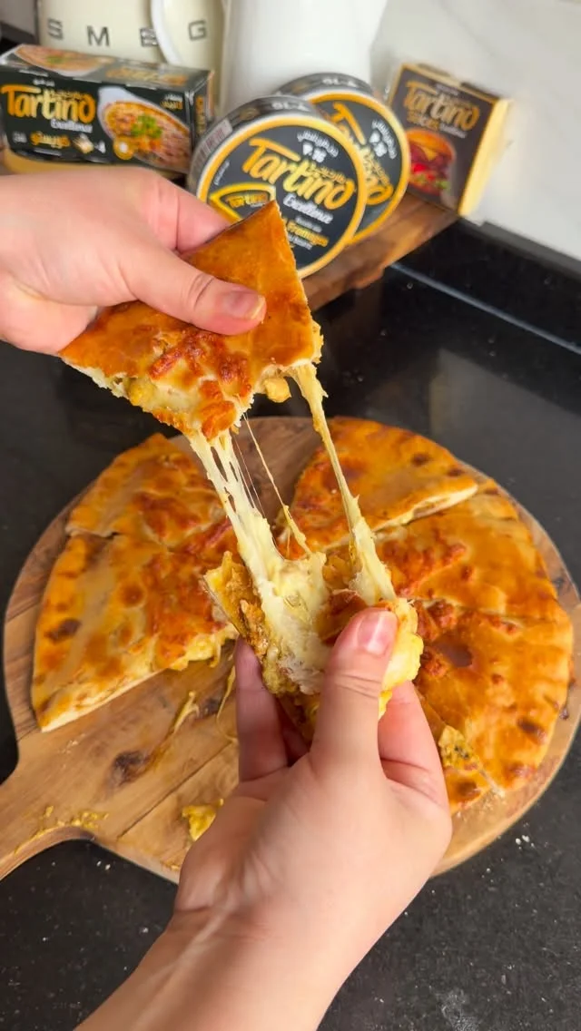 ⁨ فطيرة الشاورما XXL بحجم عائلي لفطور اليوم . . علبة يوغرت طبيعي / كاس ماء دافي / ملعقة ك خميرة وسكر / بياض بيضة / ملح وربع كاس زيت مع فرينة ( تخرج اثنين فطاير كبار ) . . . . . . #مملحات #اكل_جزائري #فطيرة⁩