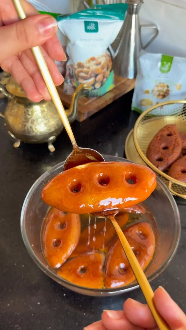 ⁨ من اليوم ماتزيديش تشريها من برا ! زلابية البنان مقرمشة ومعسلة للقلب . . . . . . #زلابية #زلابية_جزائرية #حلويات_جزائرية⁩