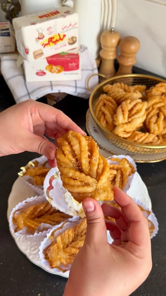 ⁨ قريوش جزائري مورق وعلى حبة للعيد . . ملاحظة لازم الخيوط تبعدوهم على بعض متخلوهمش لاصقين في بعض كي تقليو لازم يكونو مفرزعين ، وكل ماتشكلو ست حبات ثمنية هكاك اقليو. . . . . #قريوش #قريوش_جزائري #حلويات_جزائرية⁩