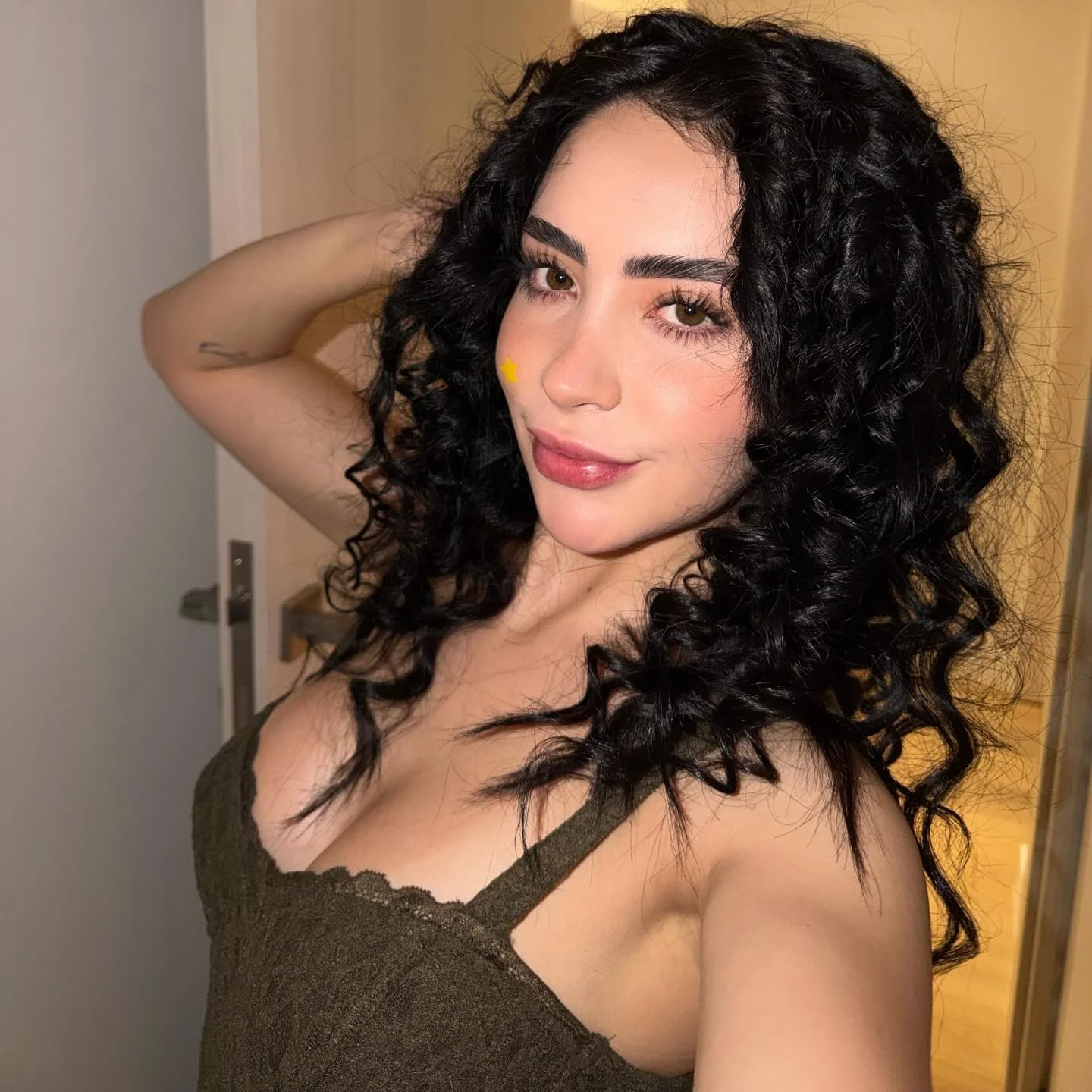 amo los rulitos 🩶

@FashionNova

🔍Vestido Maxi De Encaje Cleo