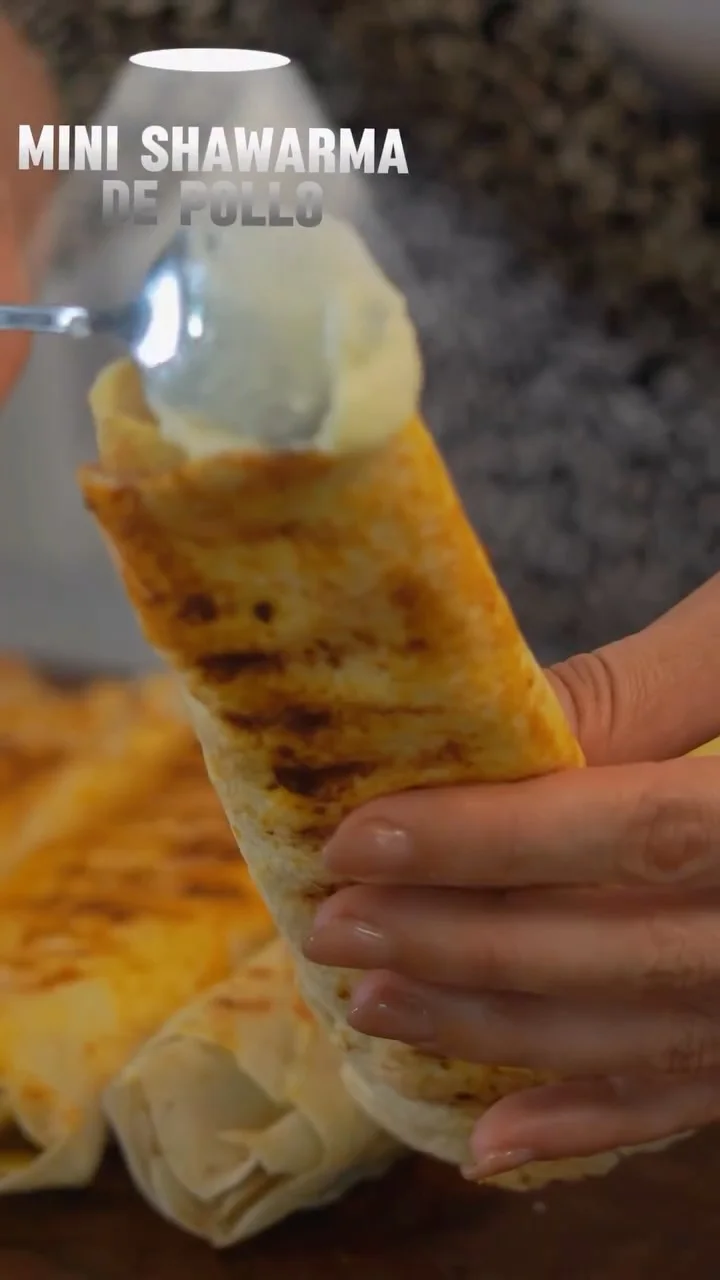 No dejen de ver el final 1. El Marinado del Pollo • Pechuga de pollo: 1 kg (cortada en julianas finas). • Yogur griego o natural (sin azúcar): 1/2 taza. • Aceite de oliva: 3 cucharadas. • Ajo machacado: 4 o 5 dientes gr...