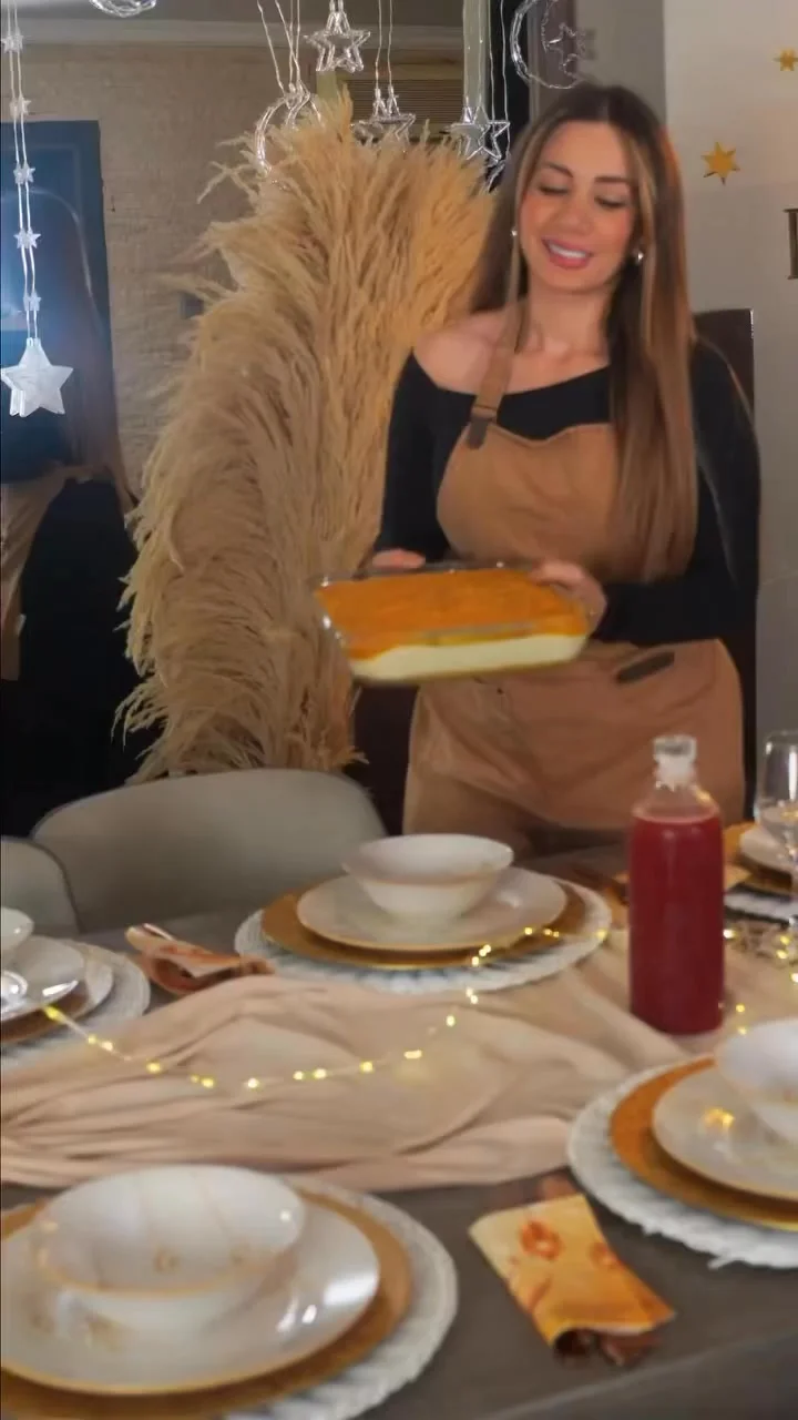 Kunafa Ingredientes para la Base: • 4 tazas de cereales huelas de maíz ), triturados de forma gruesa. • 100 g de mantequilla derretida (o mantequilla clarificada/ghee para un sabor más auténtico). Relleno de Crema y Que...