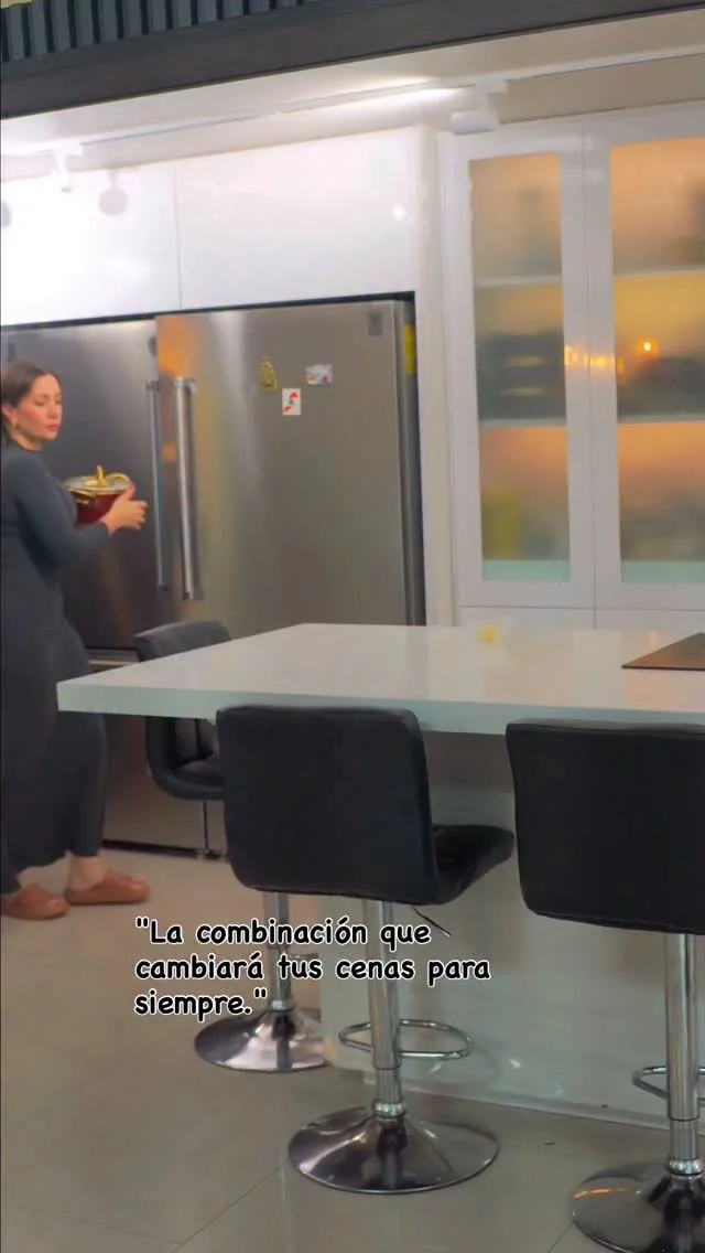 Ingredientes: • La Base Cremosa: Yogur griego natural, ajo triturado, sal, limón y un toque de crema de ajonjolí (Tahini). Tip: Si no tienes Tahini, ¡no te preocupes! Igual queda deliciosa. • El Toque Crocante: Pan árab...