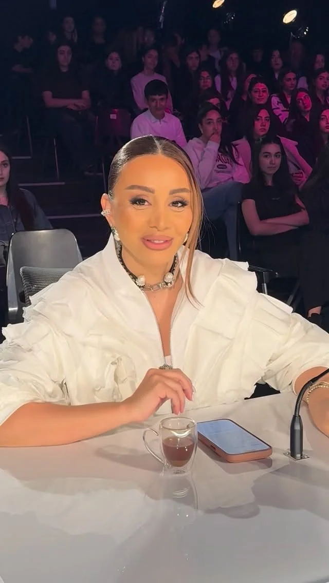 Գժական նոր նախագիծ` Armenian’s Got Talent!! որտեղ ես պատվավոր ժյուրիի կարգավիճակում եմ❤️ Նկարահանումների ընդմիջման ժամանակ էլ հասցրի մի քանի հարցերի պատասխանել: Կսպասեմ ձեր հետաքրքիր հարցերին: