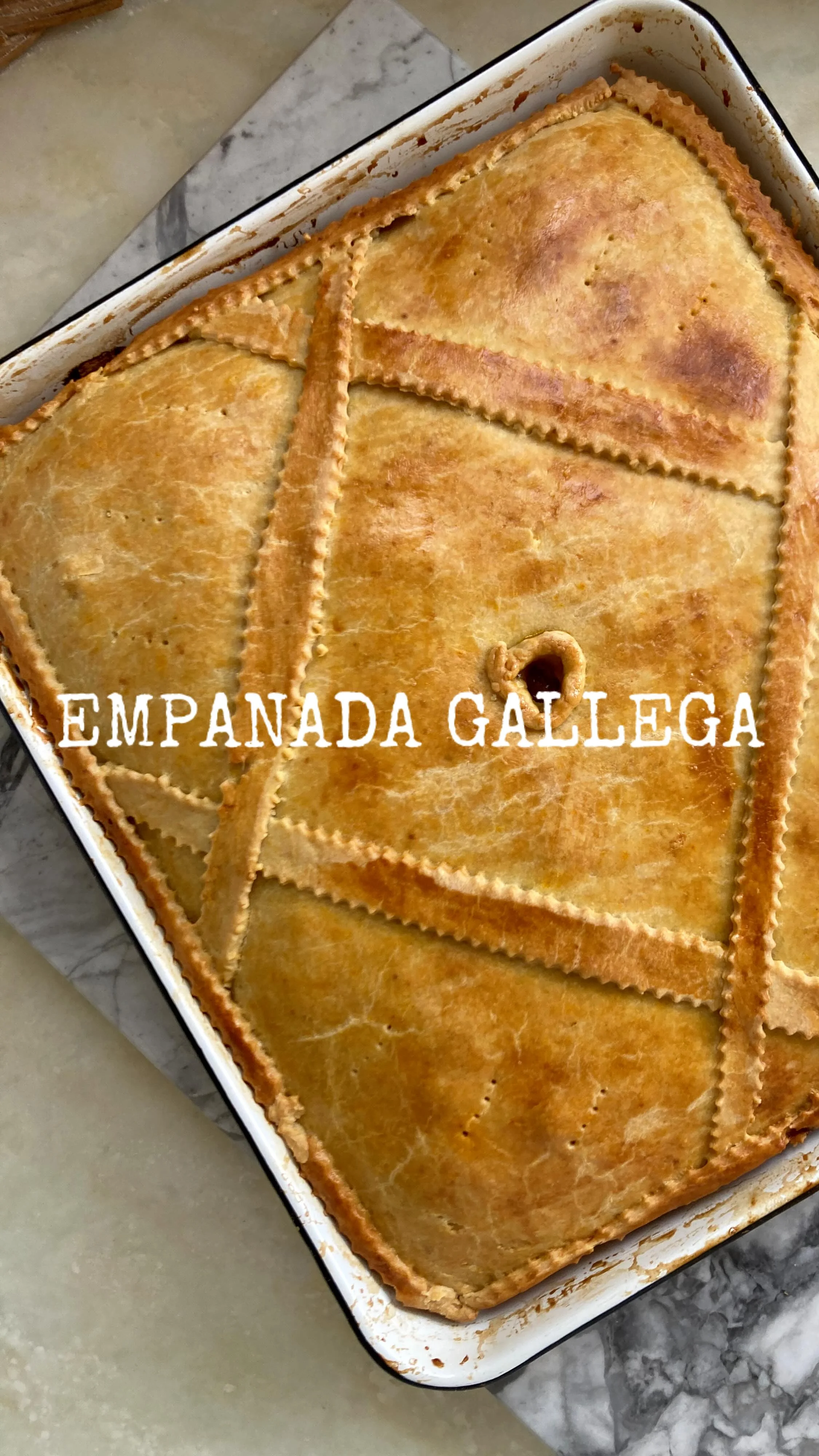 Mi Empanada gallega!! recetas hay varias… esta masa para mi es especial! MASA: 500 g de harina 0000 @harinastassara 150 g o ml de leche o agua fría 150 g aceite de girasol/ oliva 1 huevo 1 cucharadita de sal 1 cdita de...