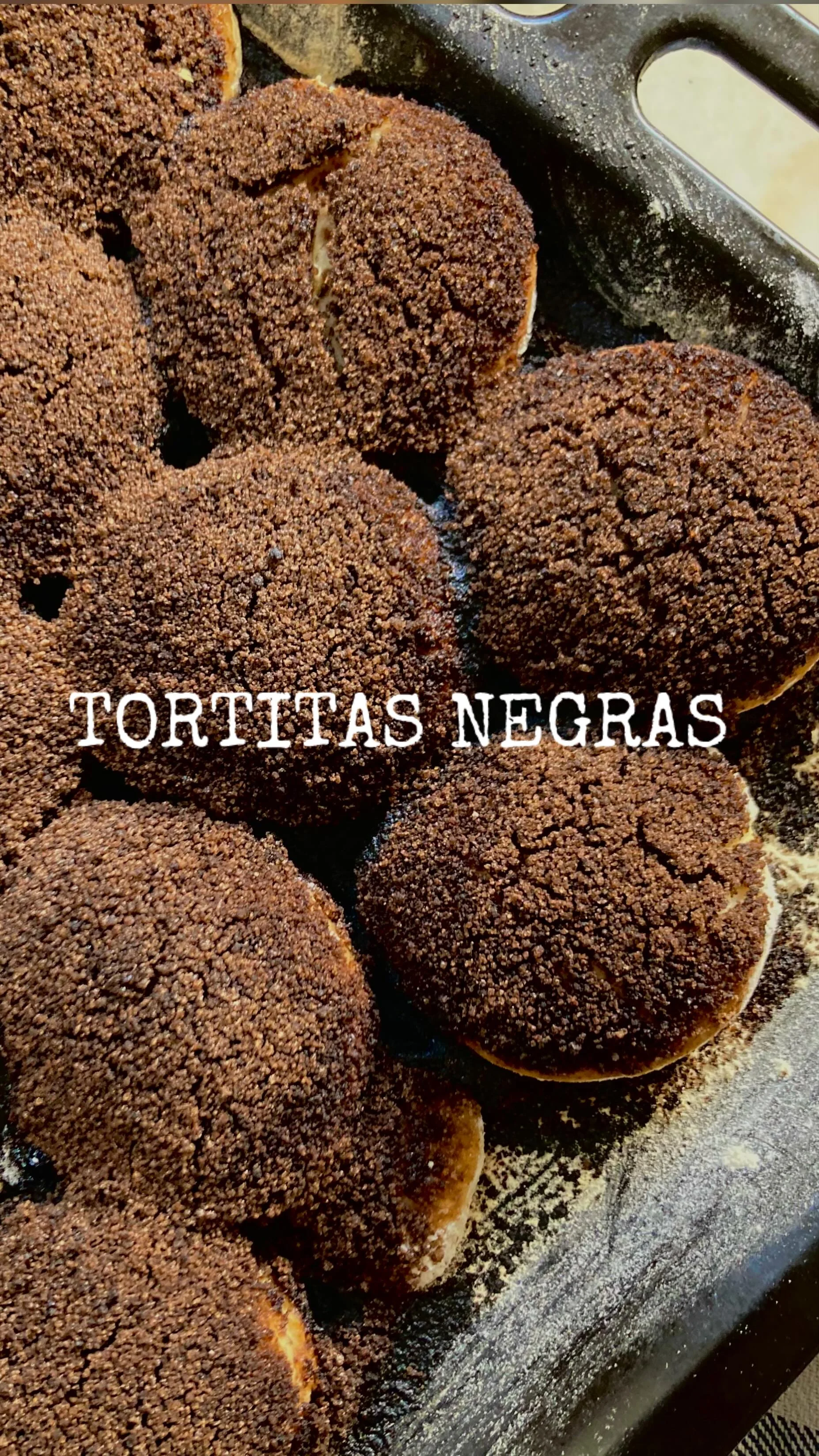 TORTITAS NEGRAS Factura argentina por excelencia, algunos la llaman “caras sucias “ o “tortitas guarangas”, factura ideal y fácil para amasar en casa ! Con un vaso de leche fria me encantan!! . Mezclás y amasás 500 grs....