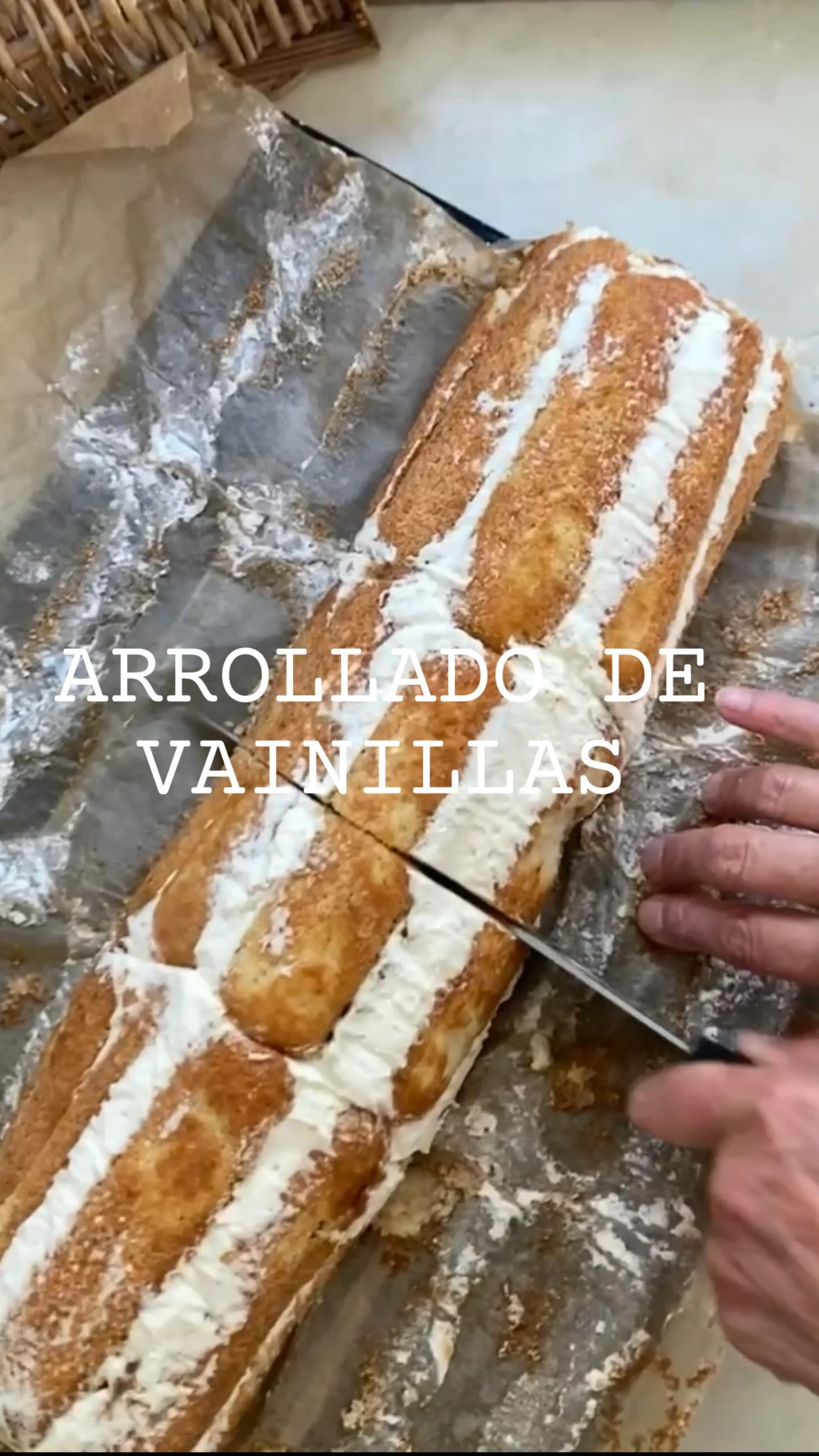 Postre que me salva… arrollado con vainillas, crema, duraznos y ddl !!! Lo llevé a una reunión con mis amigas “las históricas “ y les encantó y es facilísimo de preparar! . 27 vainillas 1 lata de duraznos en almíbar 1 p...