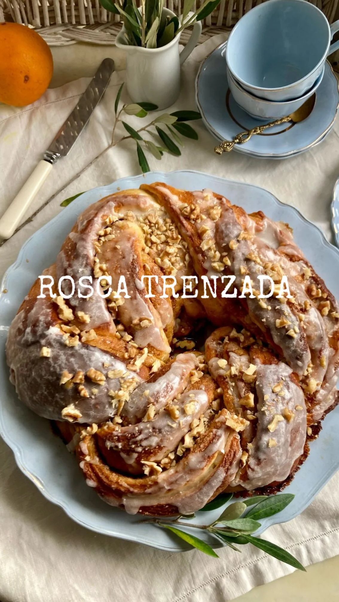 Rosca de Pascua trenzada, vuelvo a compartir porque me encanta !!! La masa es la que hago siempre y sirve para dos roscas, en este caso hice una sola bien grande y trenzada con aromas a canela y naranja que amo . ESPONJ...
