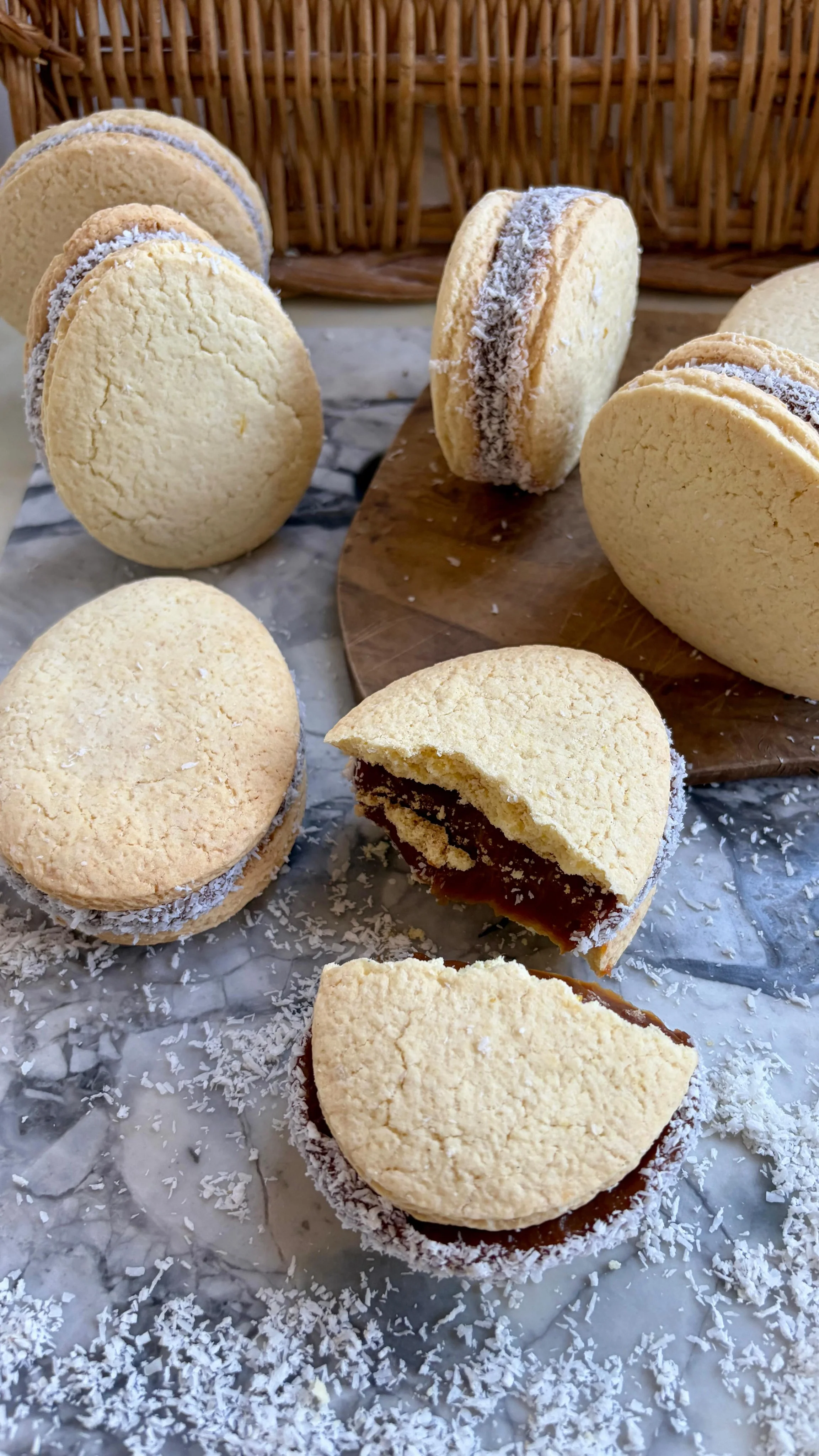 Para esta Pascua una idea muy tierna! Alfajores de maicena con forma de huevito ! Fáciles de preparar, con ingredientes que siempre tenemos a mano y a todos les gusta!! . 200 g de harina 0000 300 g de almidón de maíz 1/...