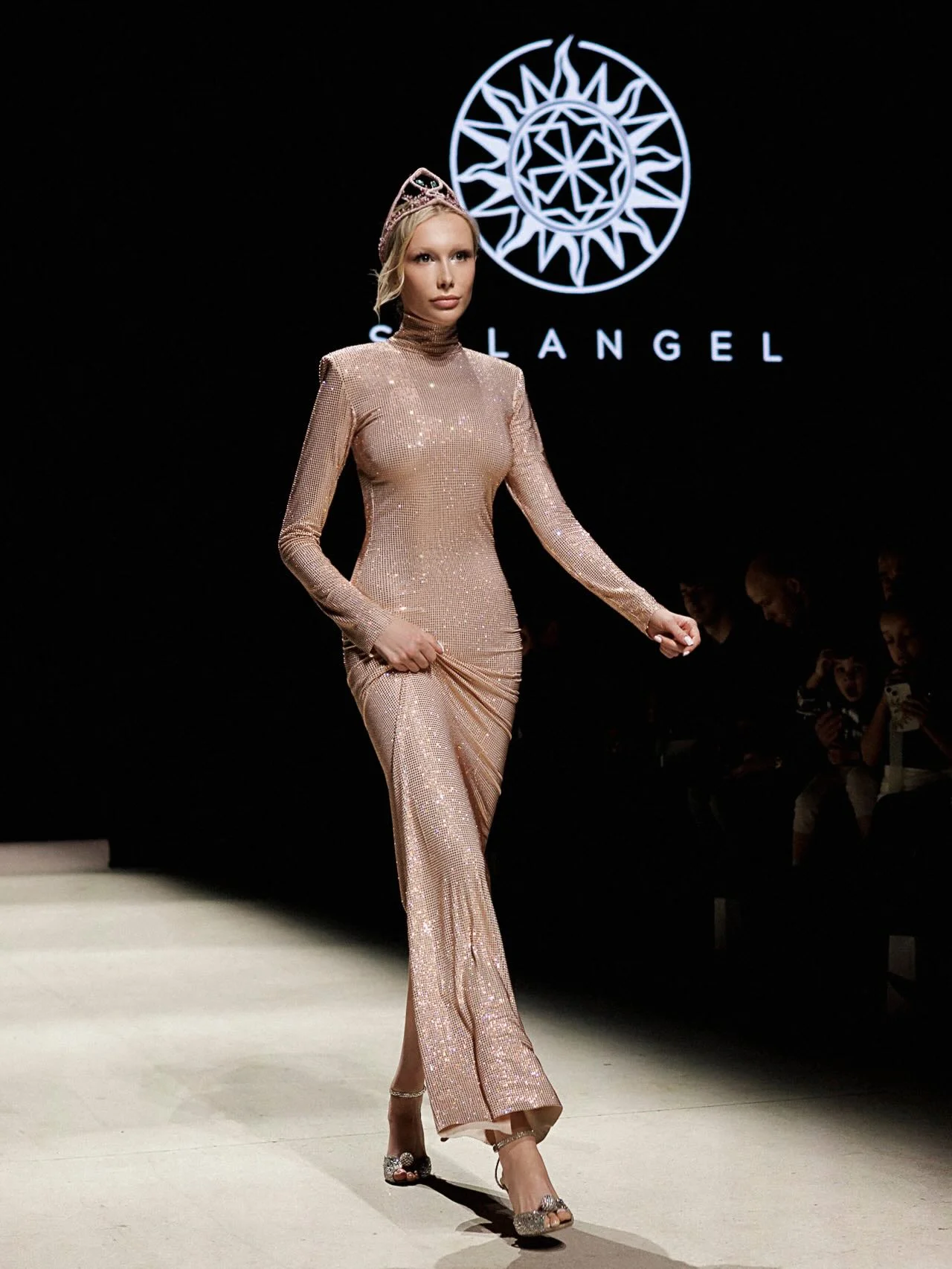 Вчера прошла на шикарном показе @solangel дизайнера @irena_soprano в рамках Moscow Fashion Week Вся коллекция просто