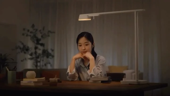 몇 년간 애정해온 배뉴 램프와 함께하는 일상 ❤️ 특히 밤에 책 읽을 때나 노트북 작업할 때 필수템이 되었네요 @baenue_official