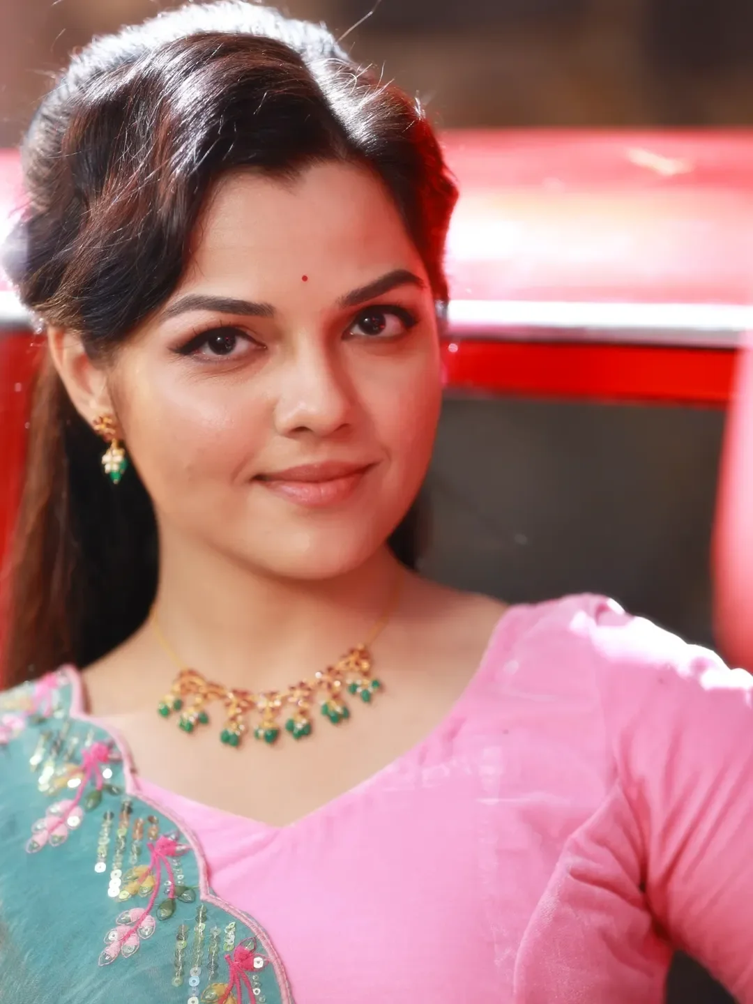 Heritage energy!✨ In a world of passing trends, choose to be a timeless classic! 5th is my fav, and yours is? Comment and tell!! Also watch our latest reel featuring me in this look!