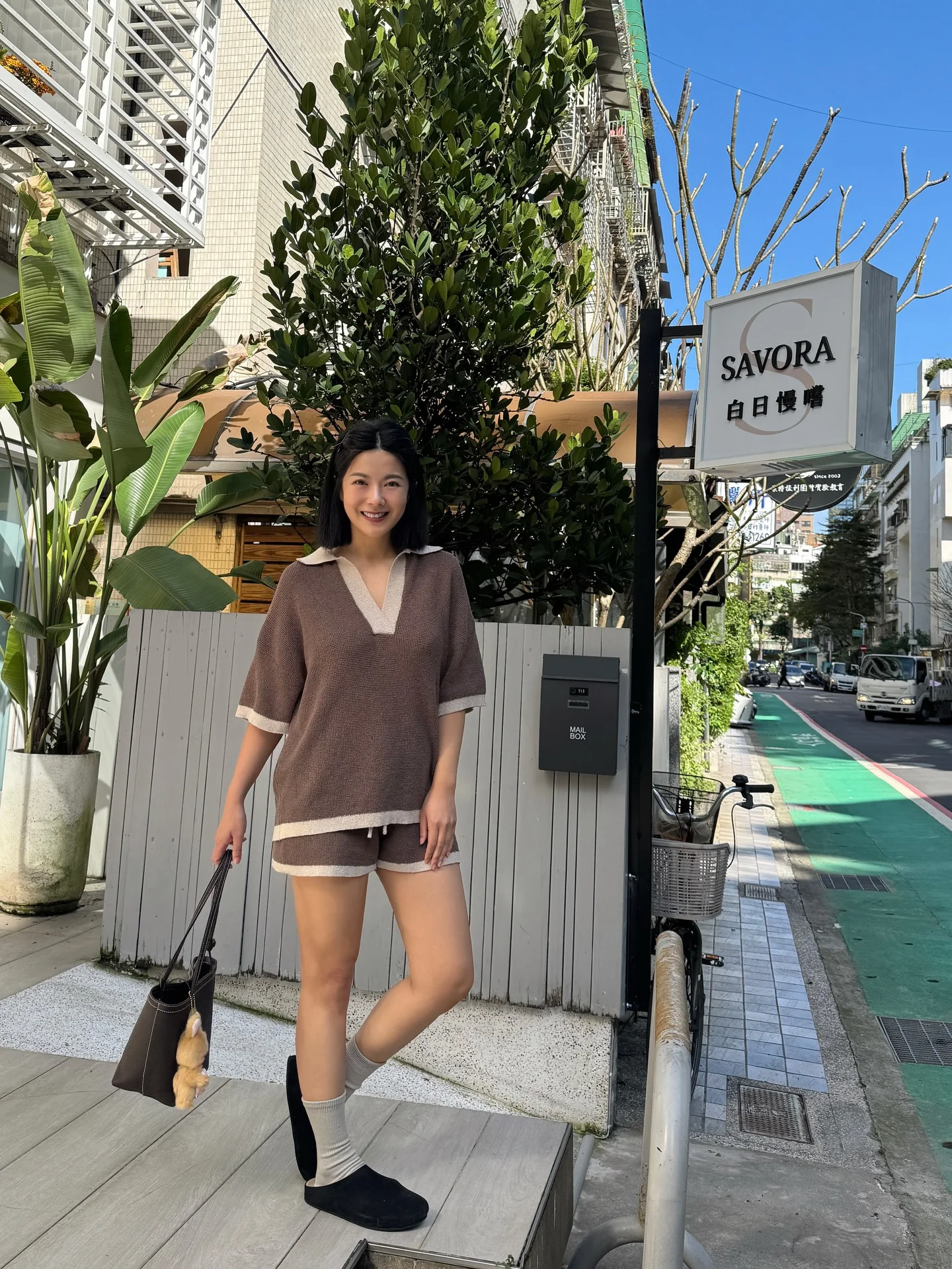 終於更新了最近的照片♥️ 今天和 @mei0426 約會 Savora 白日慢嚐 @savoracafe2613 好吃耶！ 原本吃完還要去個咖啡廳 但我眼睛今天莫名的超不舒服的 眼壓很高 拍照的時候是勉強睜開的 後來吃完就乖乖直接搭Uber回家 但到家拿掉隱眼就好多了 也不知道原因 眼睛不舒服好可怕喔 最近要讓它多休息了 開箱今年第一顆小蛋糕 第一個願望就送給爸爸 希望爸爸健健康康 也謝謝每年陪我慶生 可能有長達25年的英美 （ 好可...