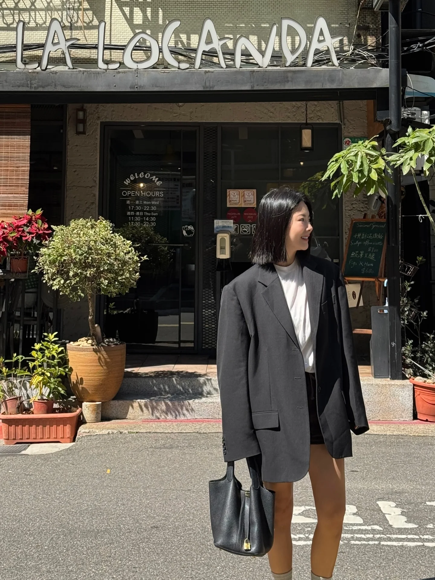 La Locanda @lalocandataipei 台北巷弄的義大利家鄉味 位於松山區的 La Locanda 是由義大利主廚 親自坐鎮的道地小館 這裡沒有精緻餐飲的距離感 只有最純粹、溫暖的義式靈魂♥️ La Locanda 2019-2022 年連續四年 持續獲得 Michelin Selected 肯定 他們義大利麵和松露起司小圓麵餃都是自己做的 每一口都是道地風情 那天中午我沒有點酒 但我覺得他們家的餐點是很適合搭配個紅白...