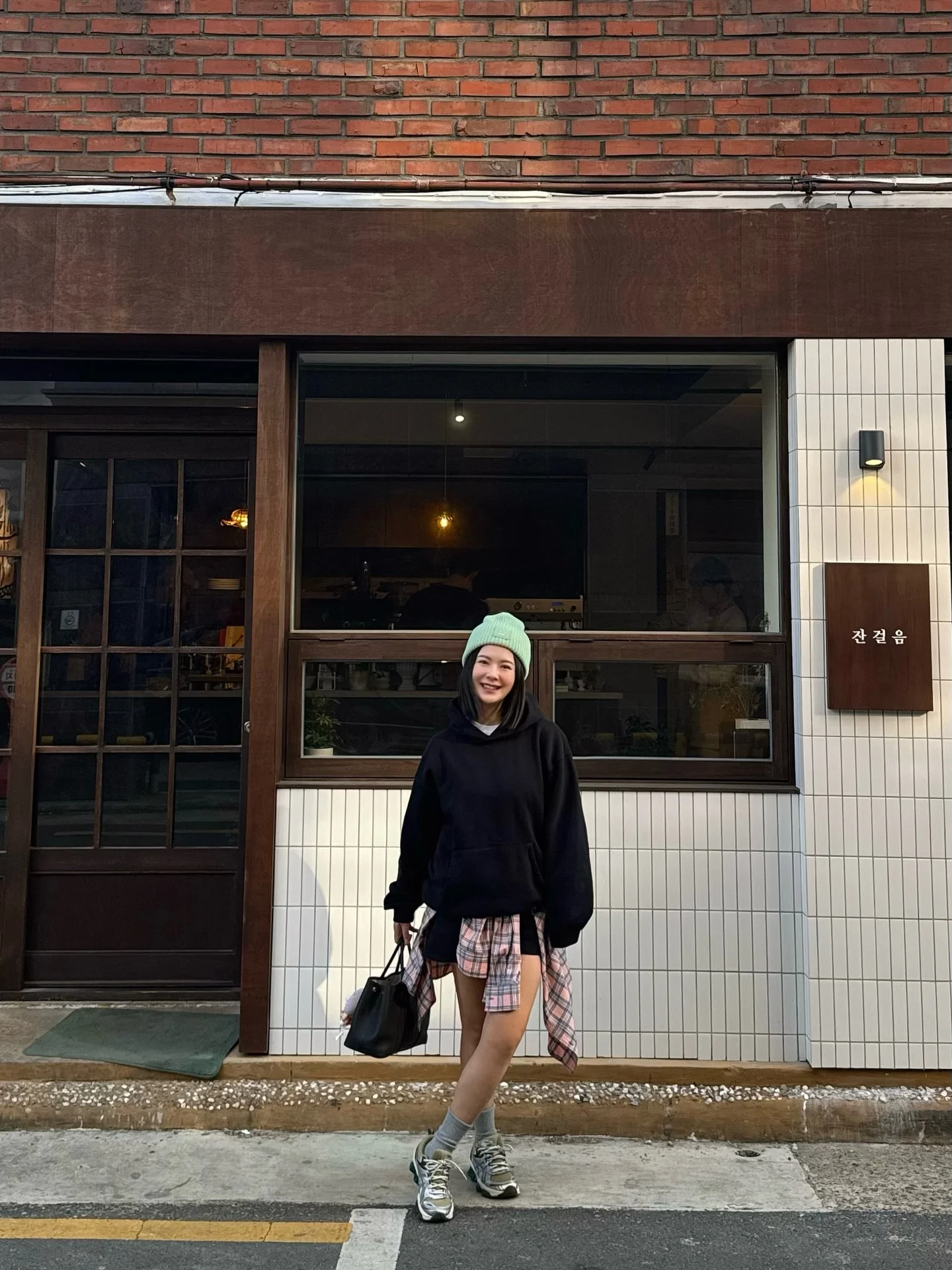 2025. 3月 的 大邱 Jangeol-Eum 잔걸음 @cafe_jangeoleum 잔걸음的法式吐司非常非常的好吃～ 他們首爾也有店 我不確定餐點有沒有一樣 但是如果有法式吐司的話一定要點！ 我真的很喜歡♥️ 草莓很可愛，也很上相！ 但沒有贏法式吐司 還有大邱店的店員很～帥～ 咖啡也好喝 一切很棒 後面幾張是在咖啡廳附近的禮品店 @shop.fruteria 有販售一些水果、小器皿和購物袋 超可愛的 一起分享給你們 . ....