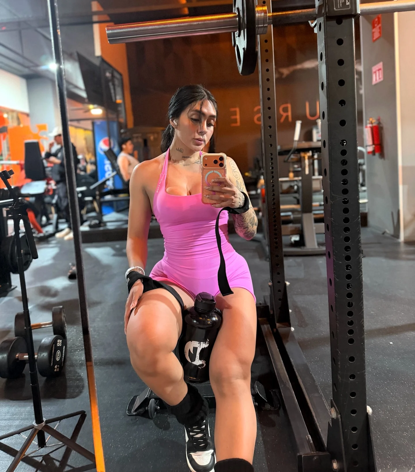 Día de femorales muy rosa quieren la rutina ✨ Me tocó entrenar en @sevendaysexpress me encantó