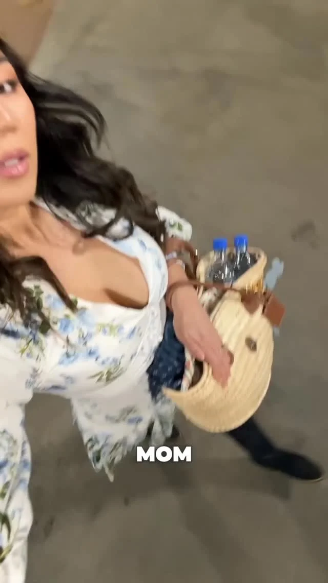 DRINK YOUR WATER!!♥️ Had the best time connecting with other creators and boss babes at @createcultivate as @eternalwater ‘s plus one!! The number one tip to not burn out is to surround yourself with people that inspire...