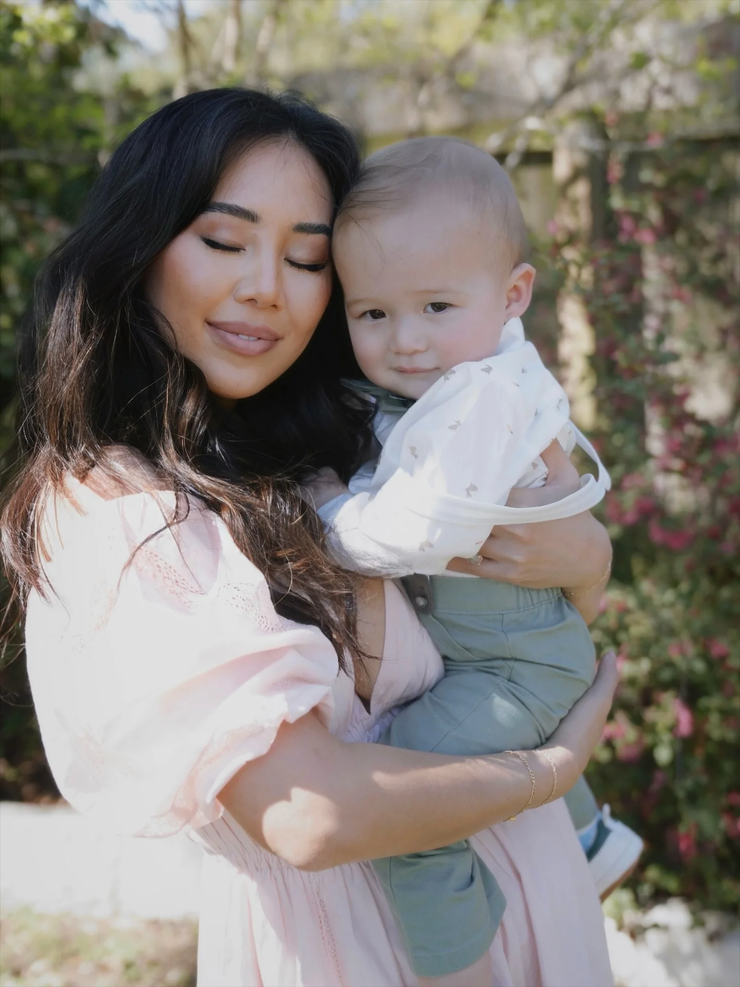 How is my baby not even one and already on his SECOND Easter? @therealpaigedanielle #easterphotoshoot #easteroutfit