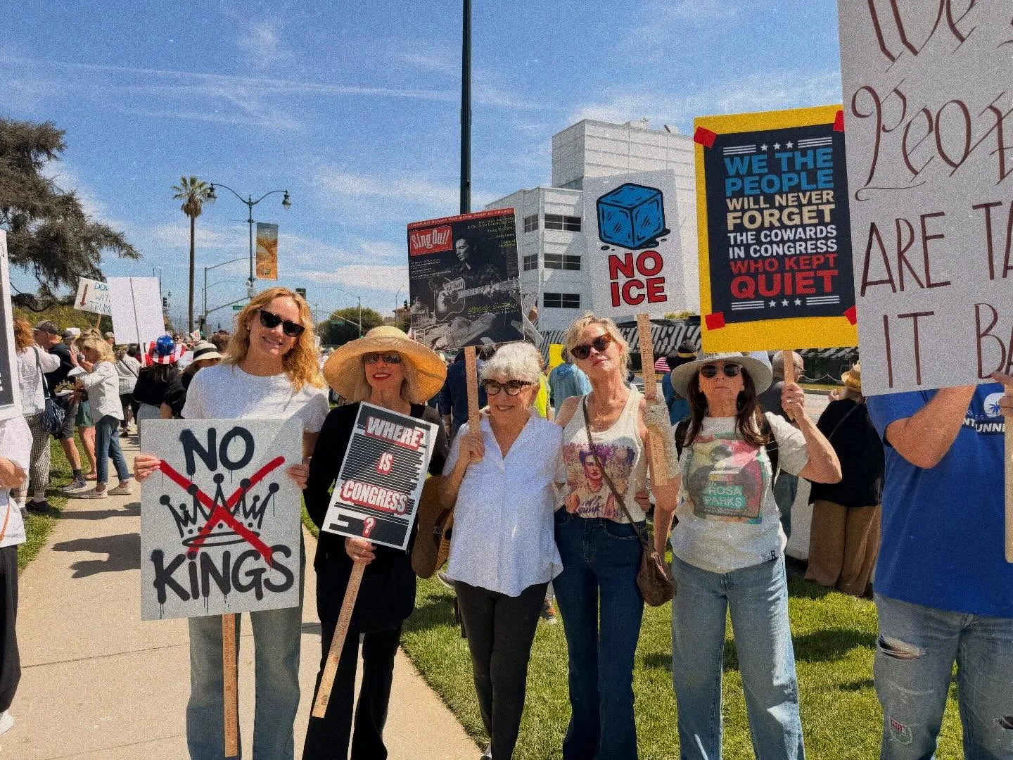 Read the signs friends… @bettemidler @melaniegriffith