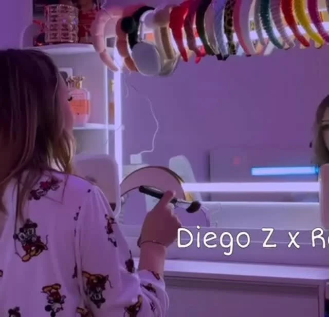 Je cherche désespérément quelqu’un qui veuille aussi me mener à Disney . Avouez qu’ils sont trop beaux ? #musiquegitane #mafille #amour #ado